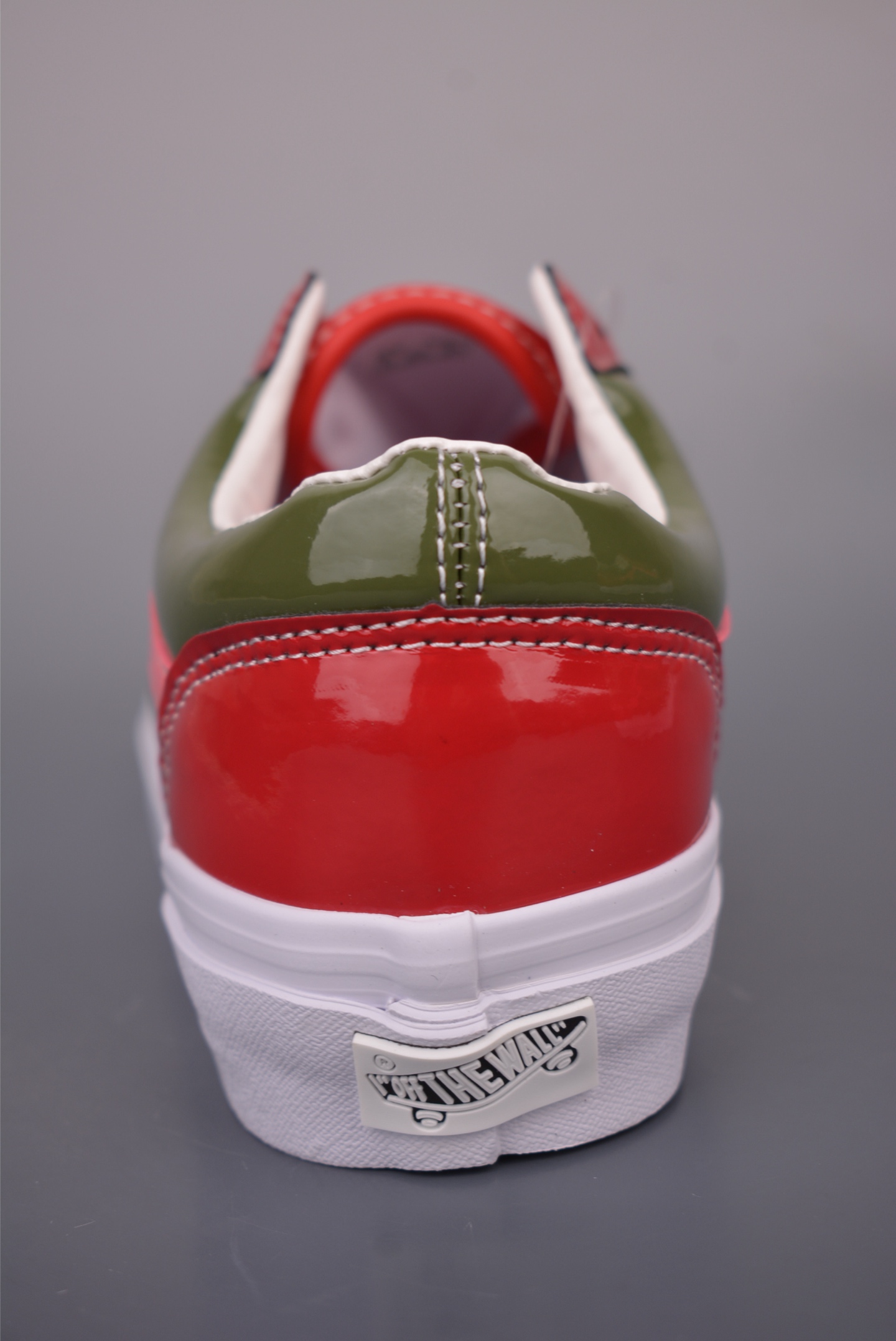 Vans Premium Old Skool 范斯 漆皮休闲板鞋 红绿撞色 VN000D9RGAH Vans Premium Old Skool 范斯 漆皮休闲板鞋 红绿撞色 VN000D9RGAH