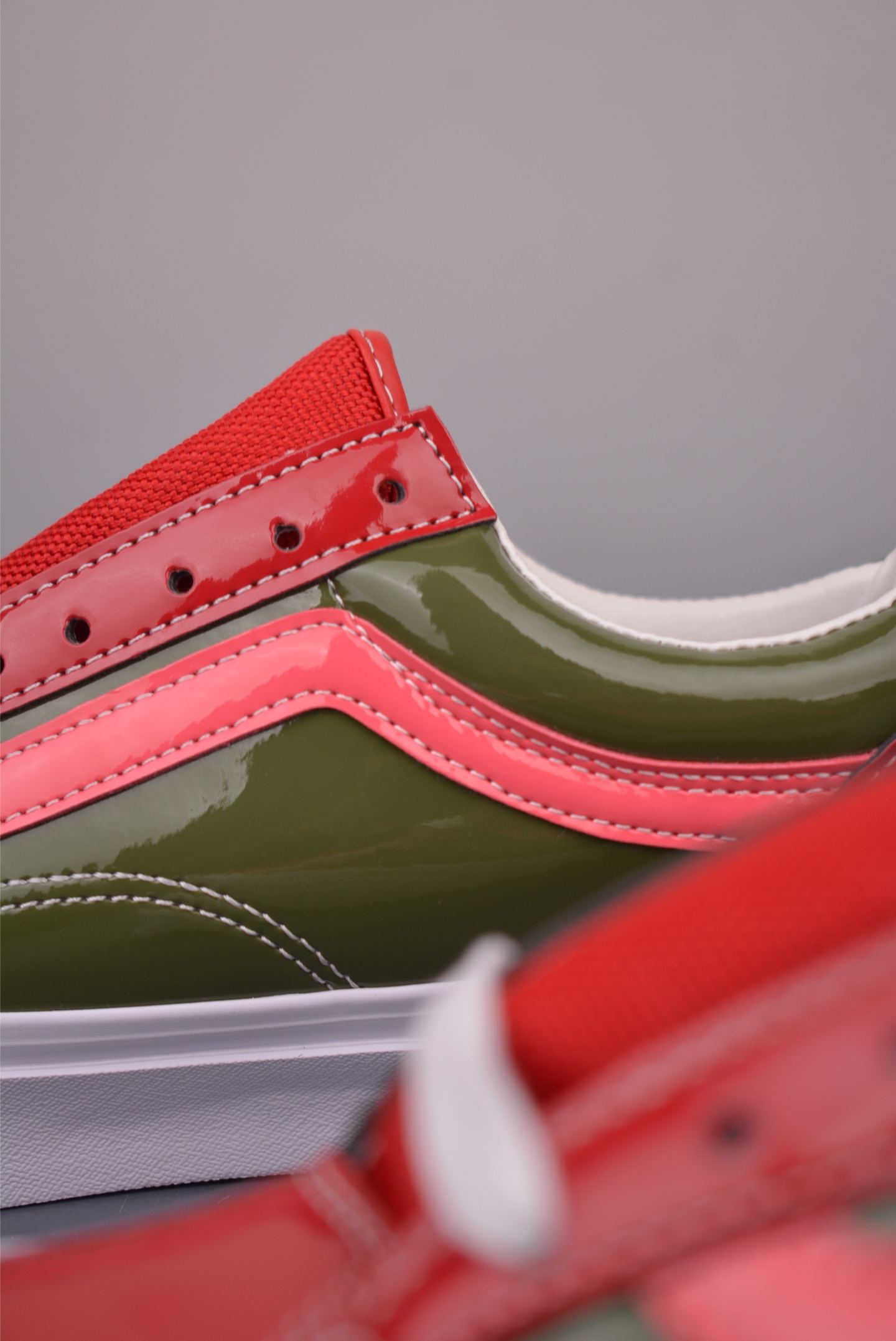 Vans Premium Old Skool 范斯 漆皮休闲板鞋 红绿撞色 VN000D9RGAH Vans Premium Old Skool 范斯 漆皮休闲板鞋 红绿撞色 VN000D9RGAH