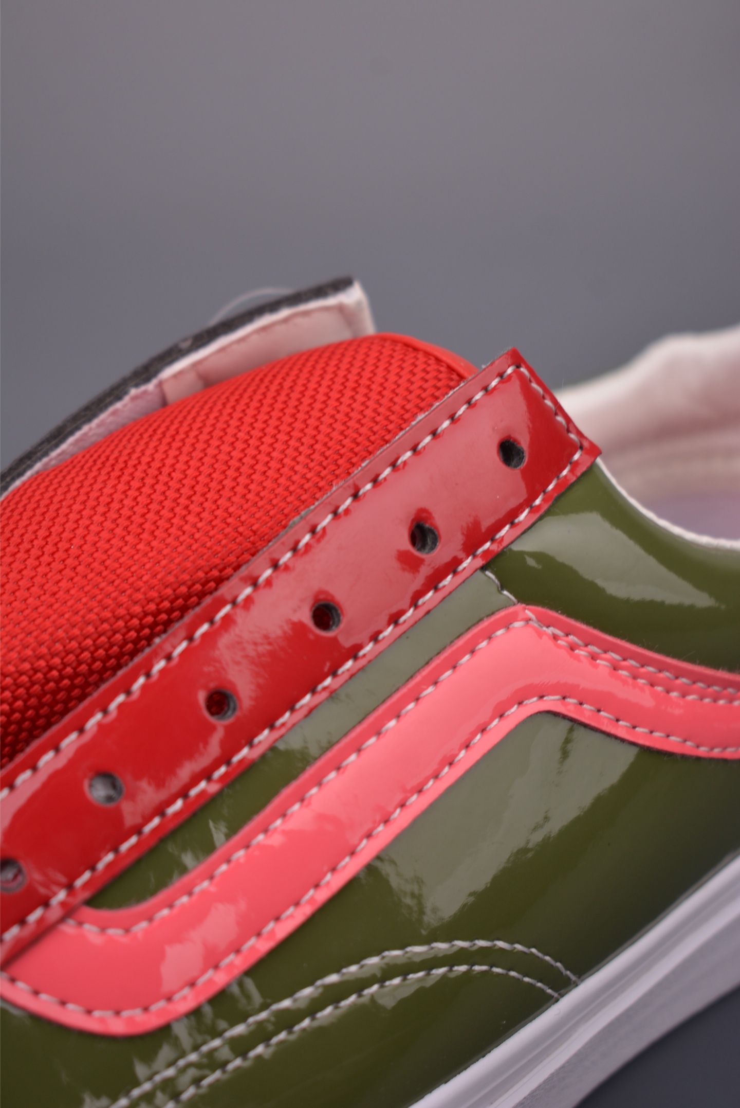 Vans Premium Old Skool 范斯 漆皮休闲板鞋 红绿撞色 VN000D9RGAH Vans Premium Old Skool 范斯 漆皮休闲板鞋 红绿撞色 VN000D9RGAH