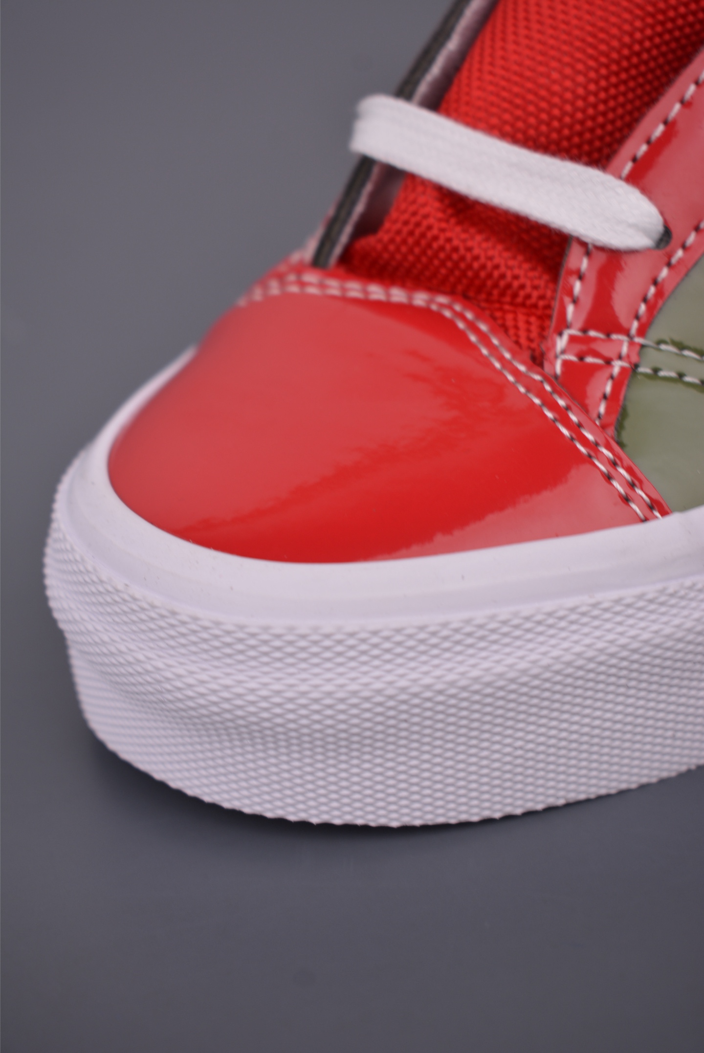 Vans Premium Old Skool 范斯 漆皮休闲板鞋 红绿撞色 VN000D9RGAH Vans Premium Old Skool 范斯 漆皮休闲板鞋 红绿撞色 VN000D9RGAH