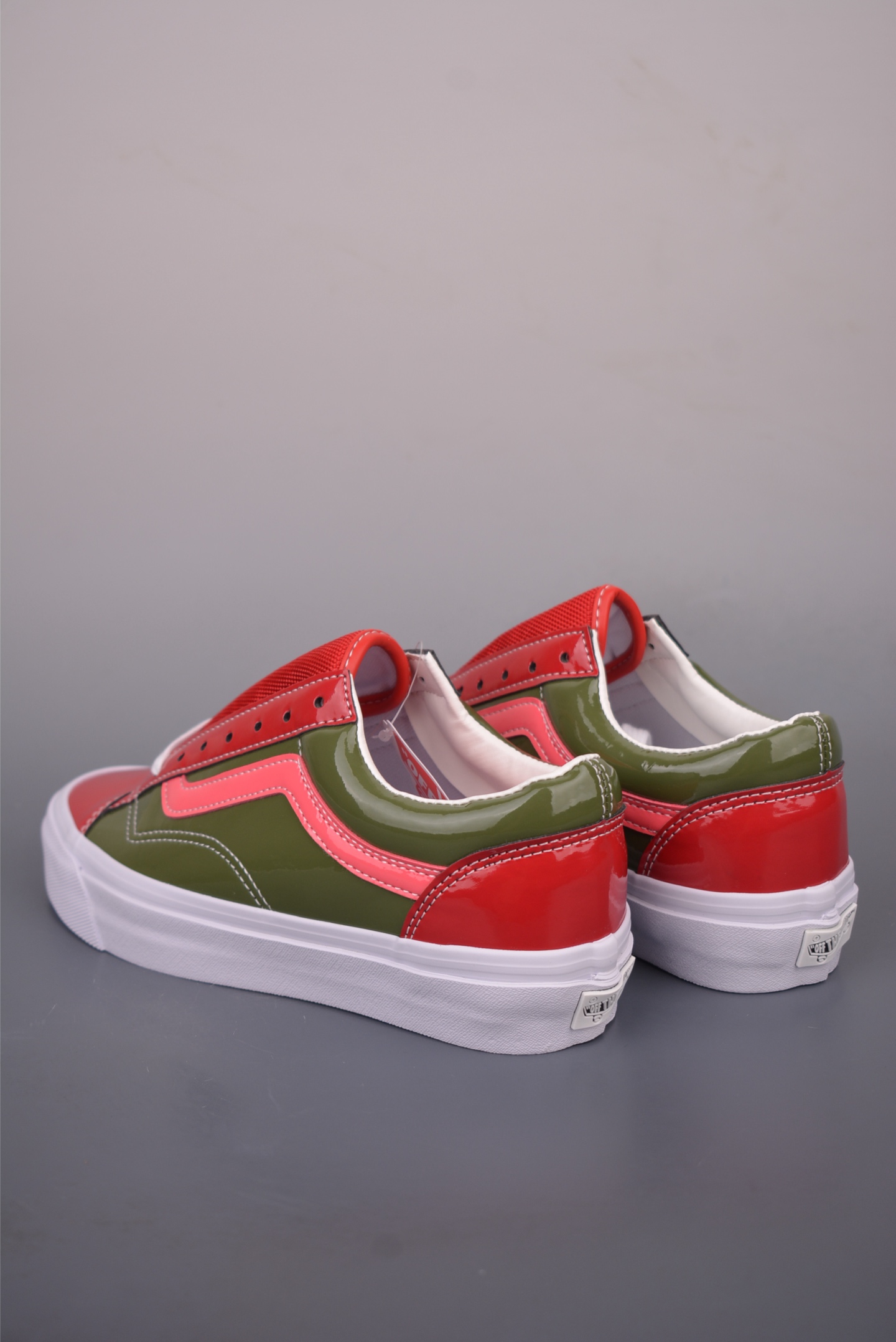 Vans Premium Old Skool 范斯 漆皮休闲板鞋 红绿撞色 VN000D9RGAH Vans Premium Old Skool 范斯 漆皮休闲板鞋 红绿撞色 VN000D9RGAH