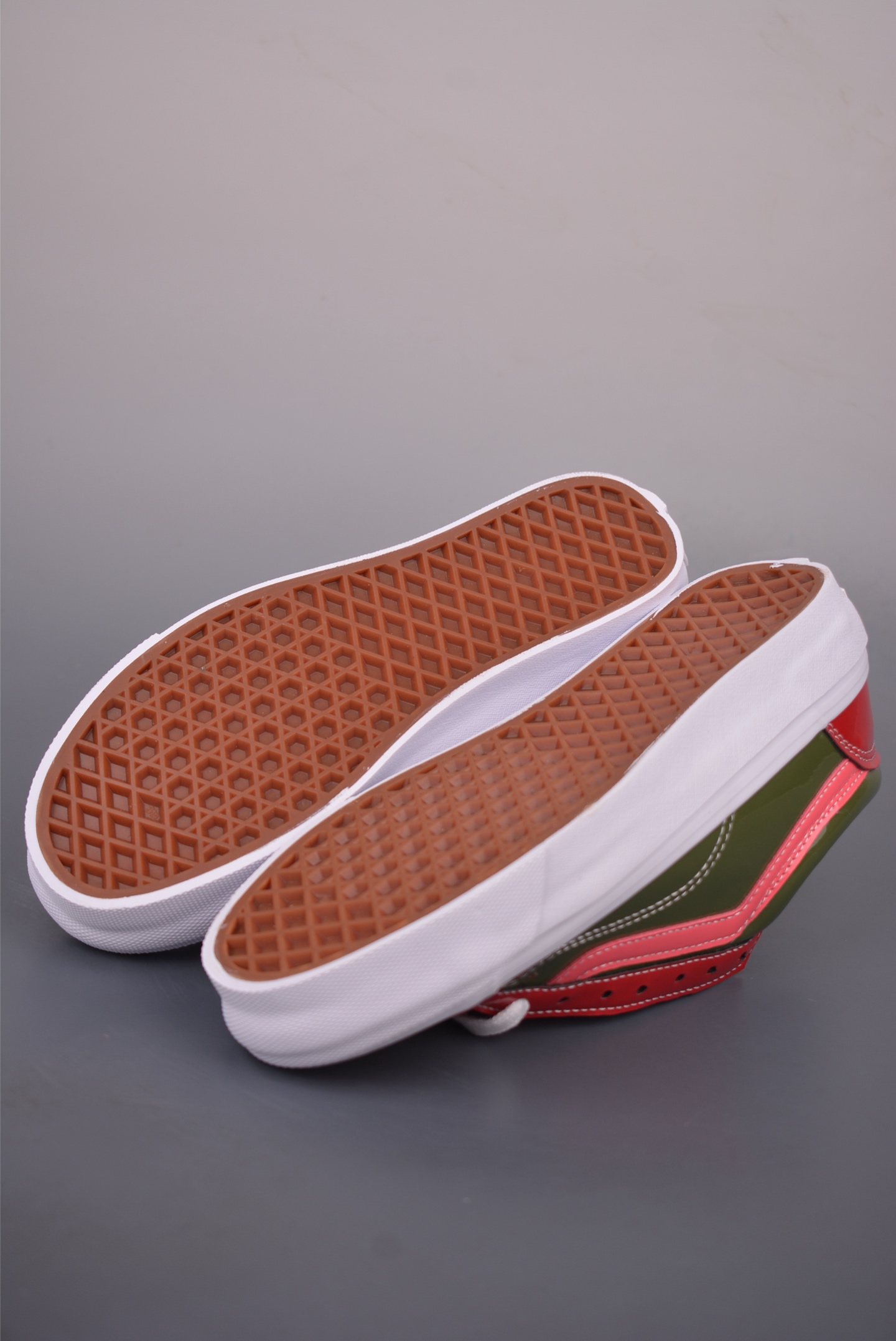 Vans Premium Old Skool 范斯 漆皮休闲板鞋 红绿撞色 VN000D9RGAH Vans Premium Old Skool 范斯 漆皮休闲板鞋 红绿撞色 VN000D9RGAH
