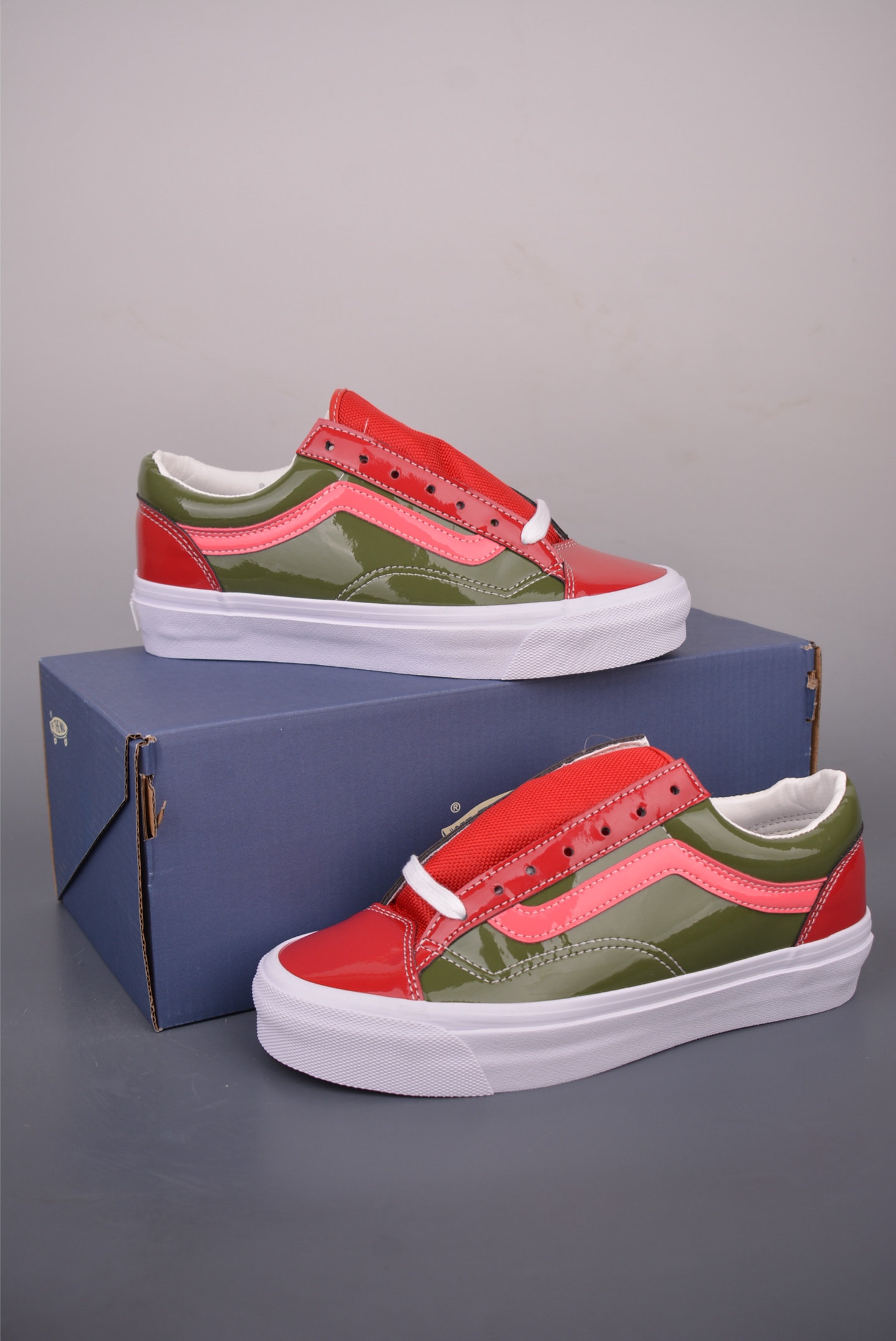 Vans Premium Old Skool 范斯 漆皮休闲板鞋 红绿撞色 VN000D9RGAH Vans Premium Old Skool 范斯 漆皮休闲板鞋 红绿撞色 VN000D9RGAH