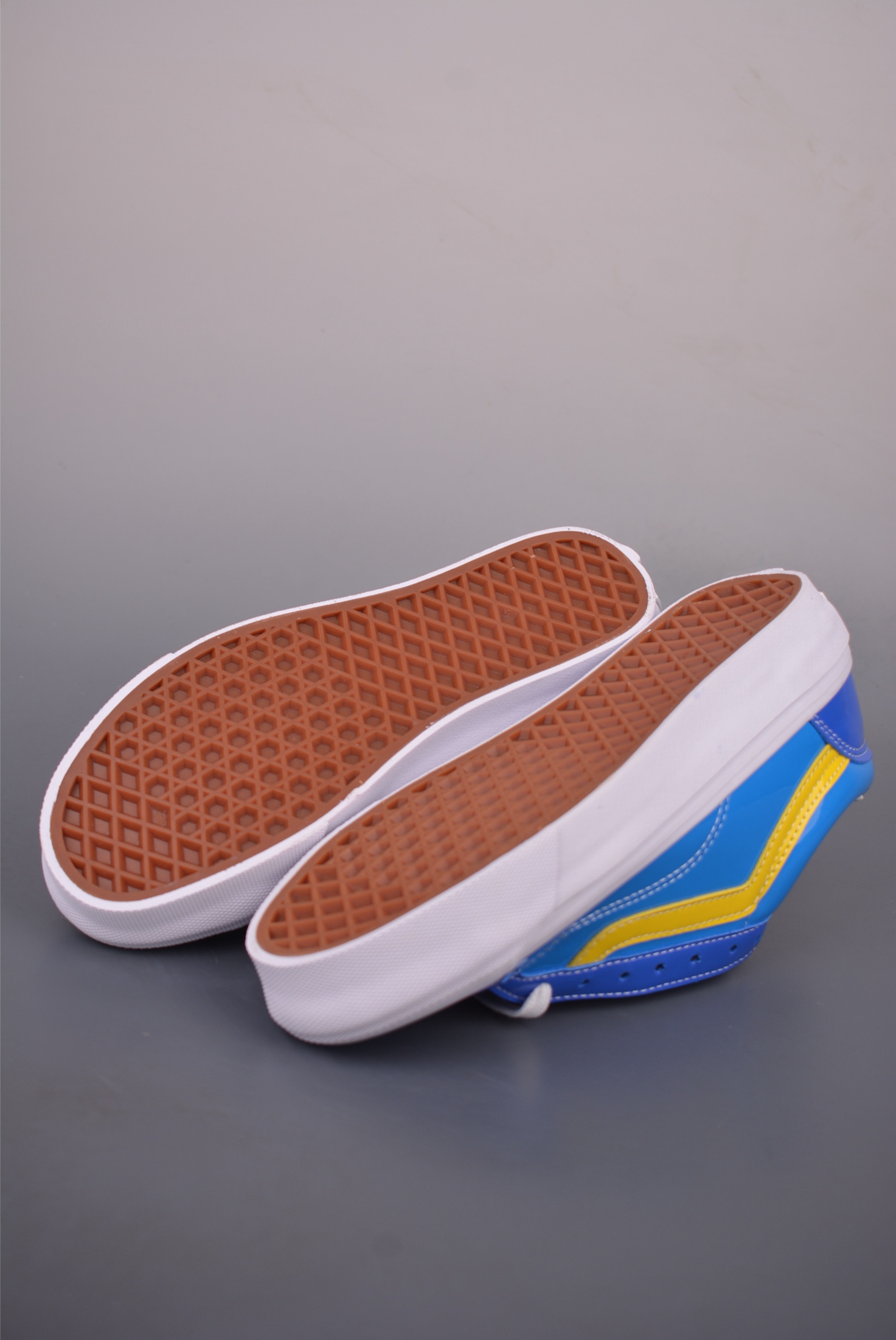 Vans Premium Old Skool 范斯 漆皮休闲板鞋 蓝黄撞色 VN000D9RGAH-Top High Quatity Cheap Sneakers Fashion Clothing Clothes Bags handbags Shoes of all Brand wholesale With The best Quality And Beautiful Price from China Factory Chinese suppliers wholesaler seller Vans Premium Old Skool 范斯 漆皮休闲板鞋 蓝黄撞色 VN000D9RGAH