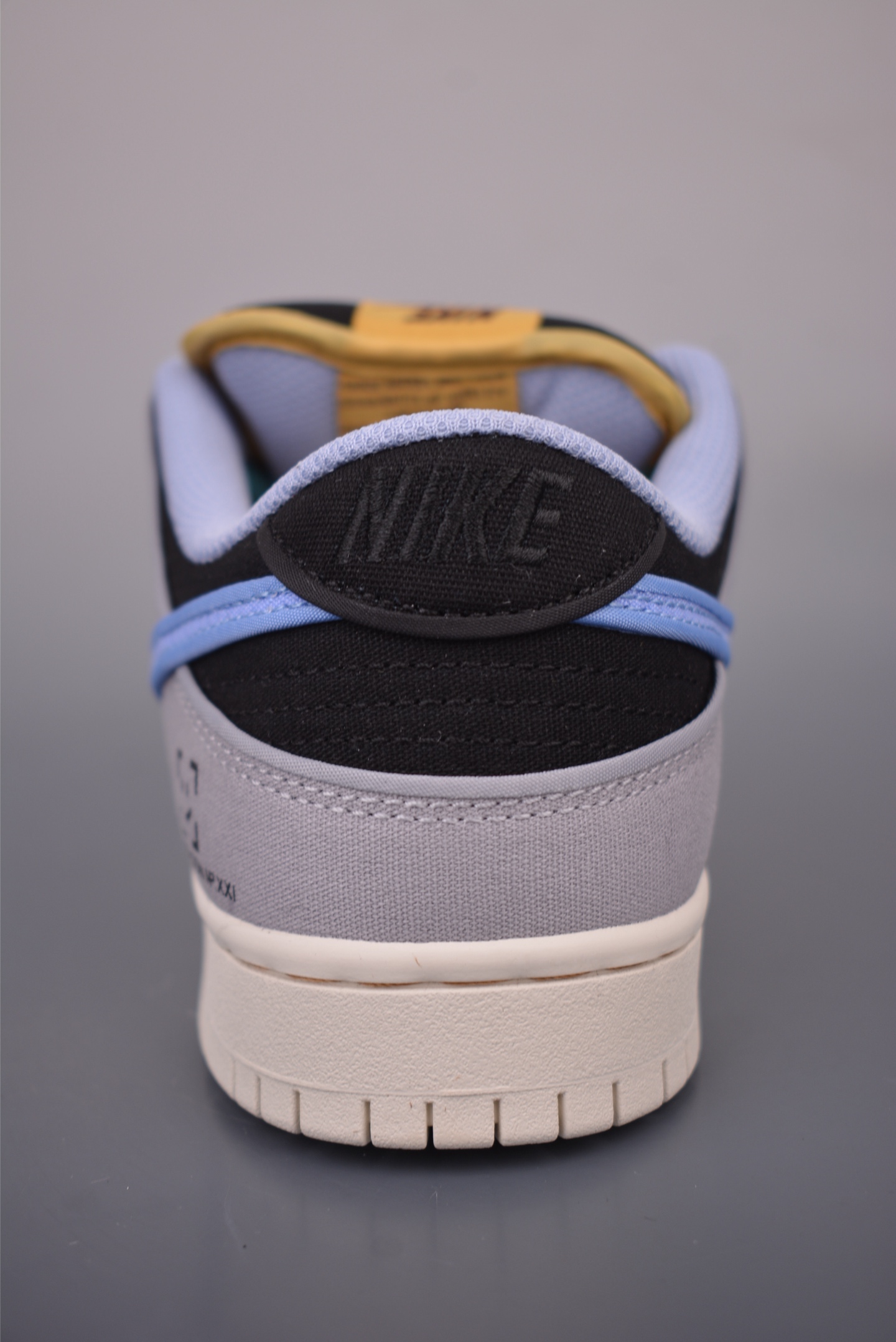 Nike SB Dunk Low FN5880-001 Nike SB Dunk Low FN5880-001