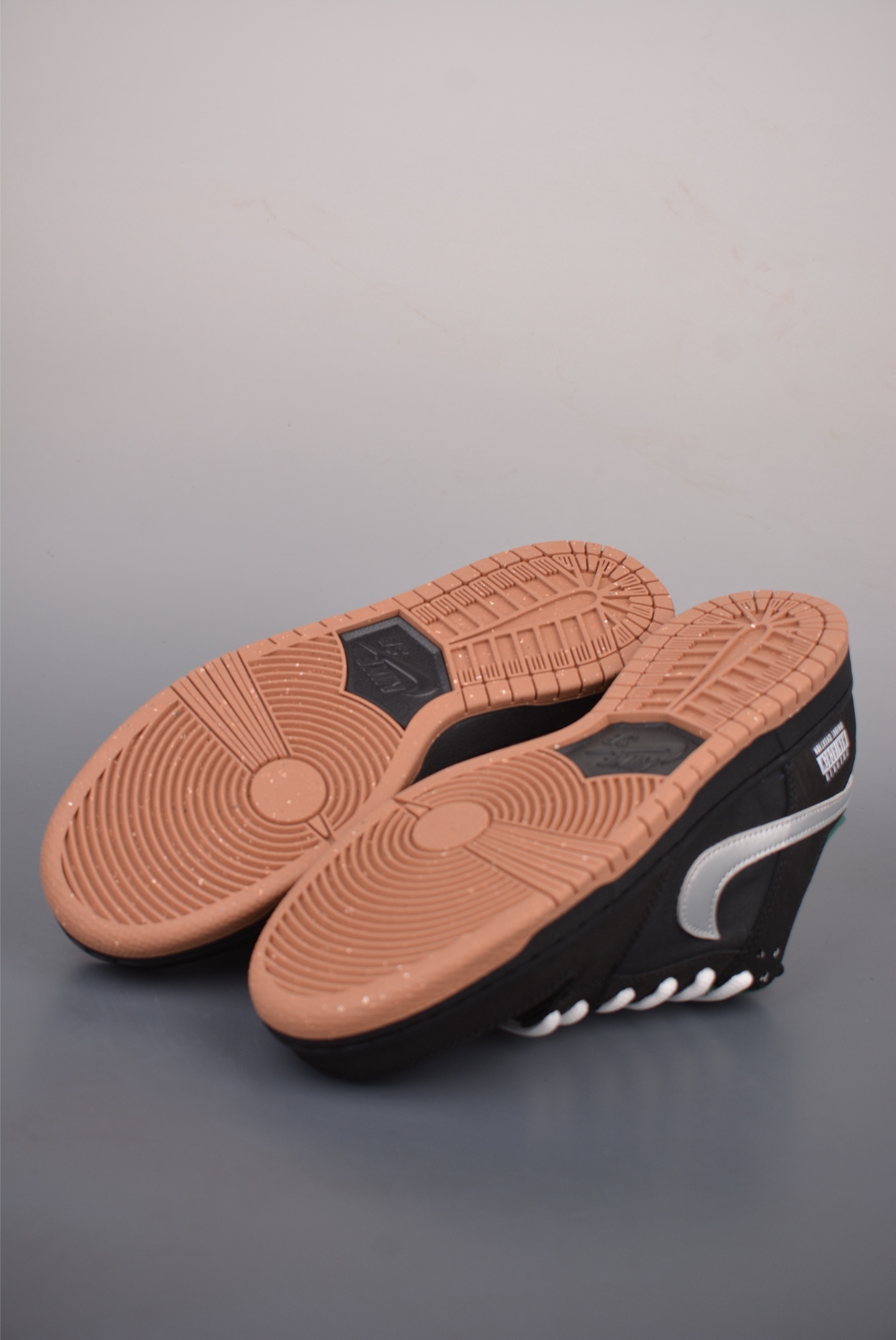 Nike SB Dunk Low FQ7585-200-Top High Quatity Cheap Sneakers Fashion Clothing Clothes Bags handbags Shoes of all Brand wholesale With The best Quality And Beautiful Price from China Factory Chinese suppliers wholesaler seller Nike SB Dunk Low FQ7585-200