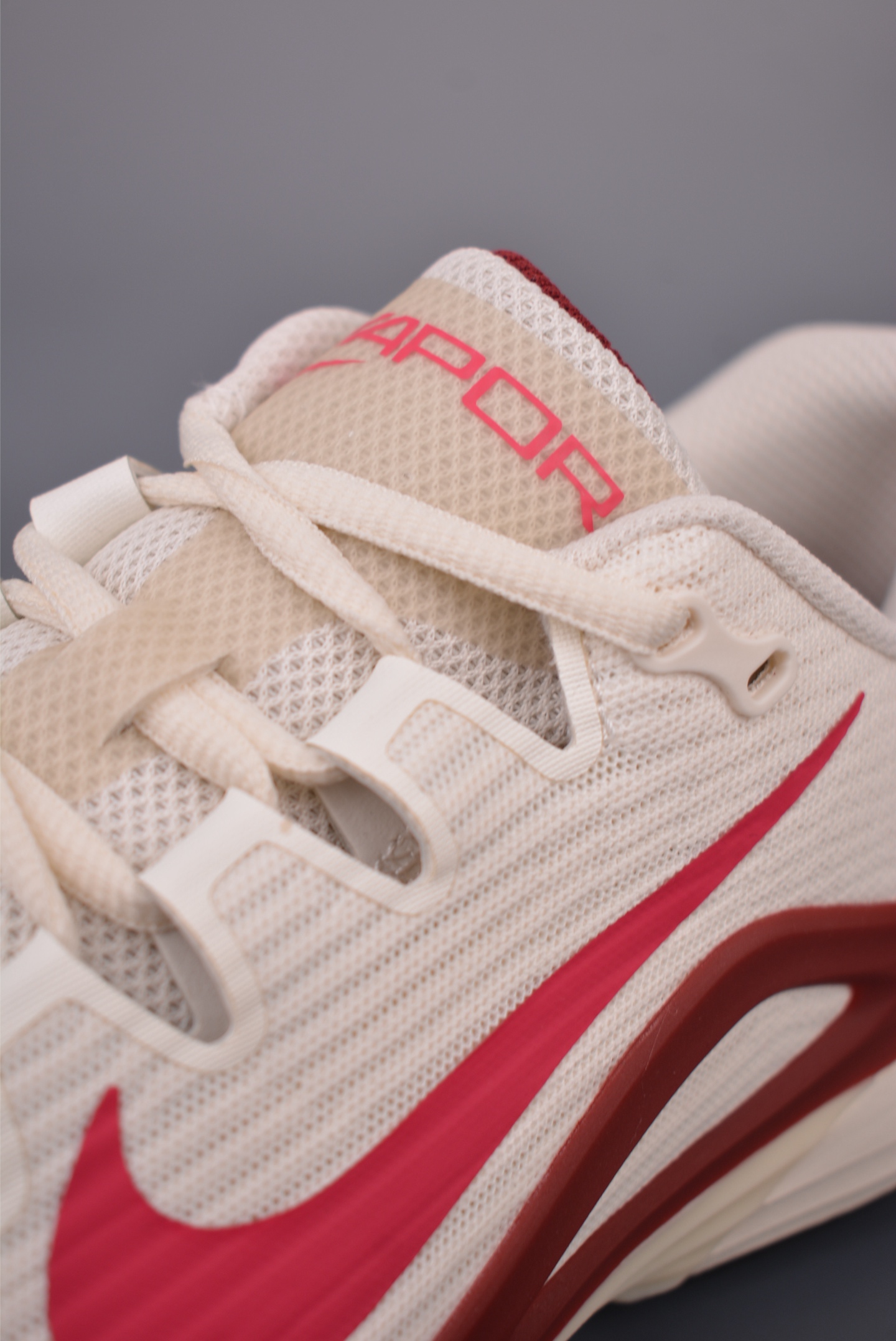 Nike Vapor 12 减震防滑透气 低帮网球鞋 中底泡棉记忆回弹 鞋身独特排水槽设计 FV5554-104 Nike Vapor 12 减震防滑透气 低帮网球鞋 中底泡棉记忆回弹 鞋身独特排水槽设计 FV5554-104