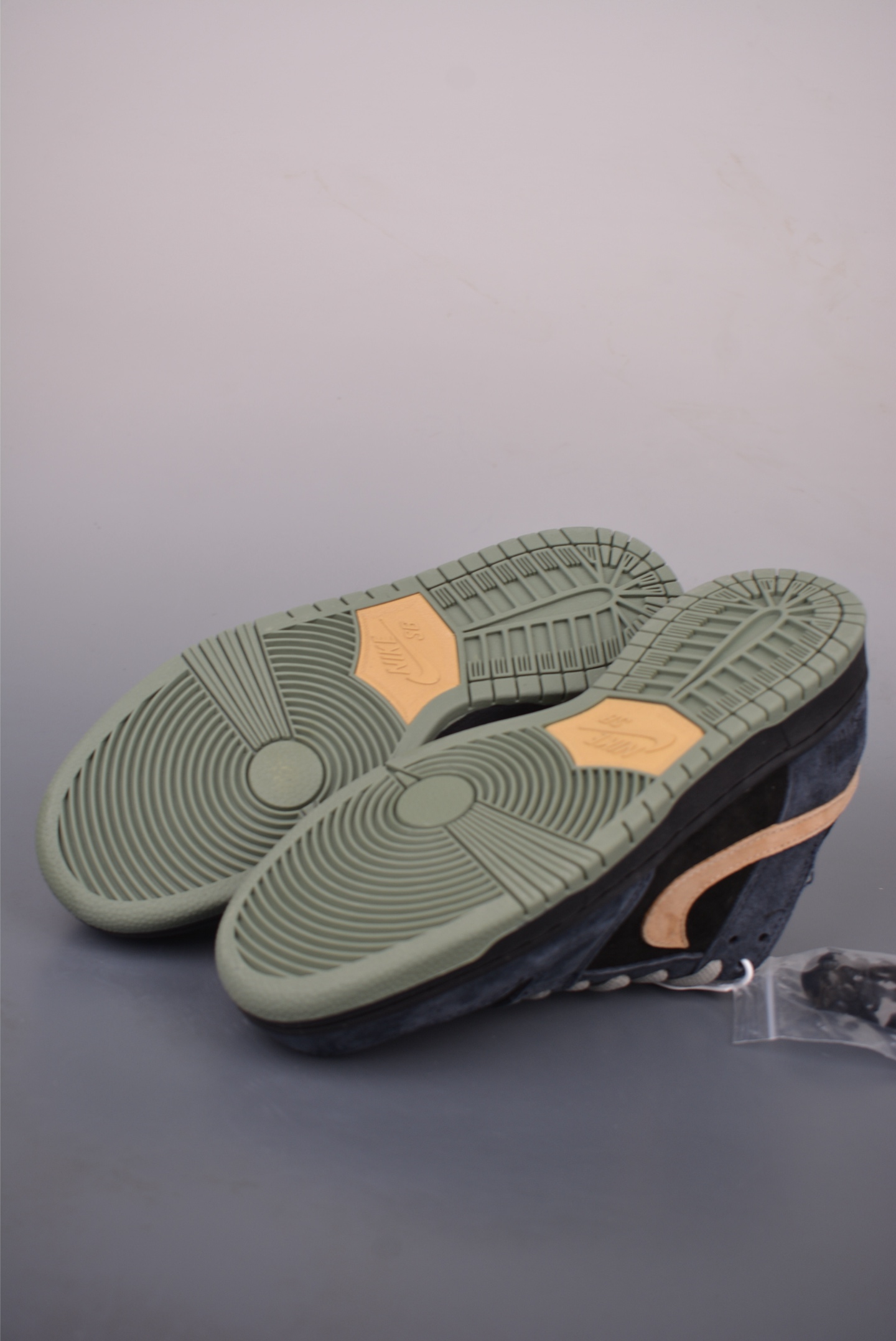 Nike SB Dunk Low HF3063-002-Top High Quatity Cheap Sneakers Fashion Clothing Clothes Bags handbags Shoes of all Brand wholesale With The best Quality And Beautiful Price from China Factory Chinese suppliers wholesaler seller Nike SB Dunk Low HF3063-002