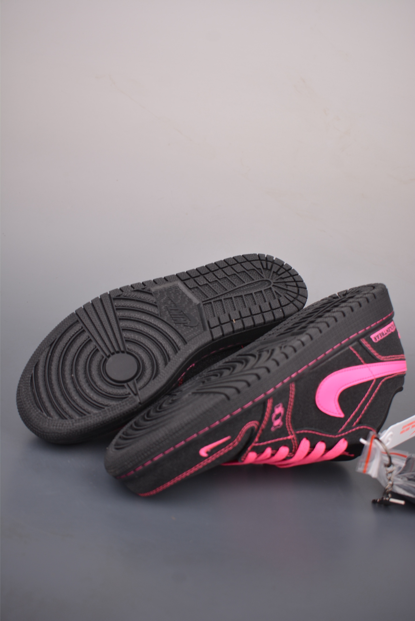 Nike Jordan Air Jordan 1 黑冰粉 LD8888-009 Nike Jordan Air Jordan 1 黑冰粉 LD8888-009