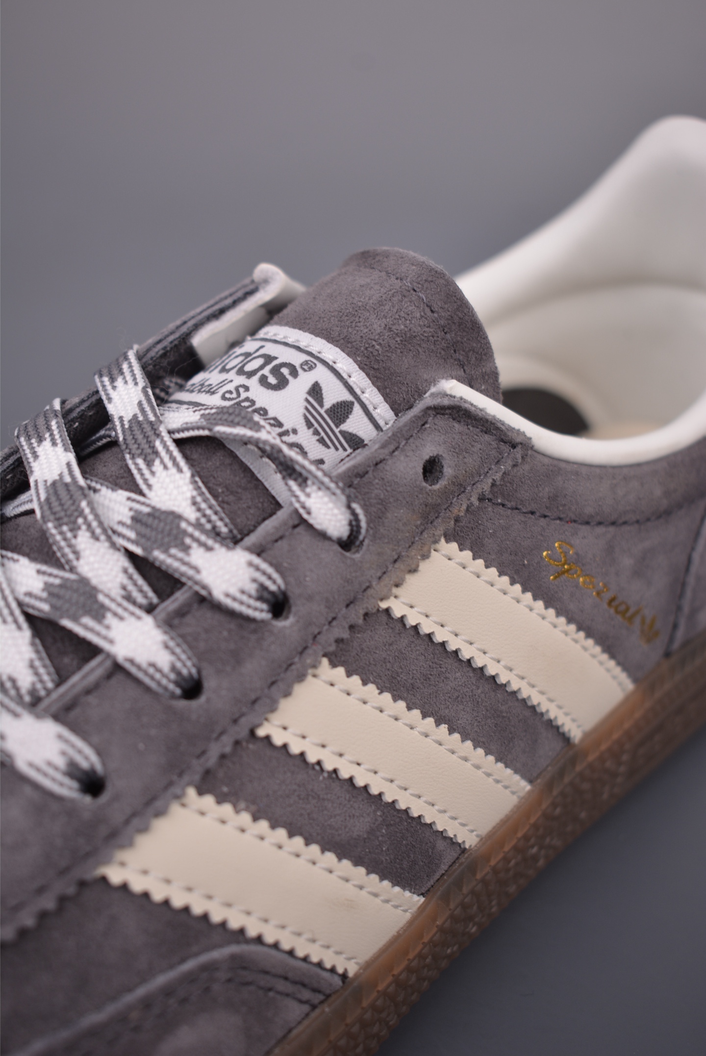 Adidas Handball Spezial 阿迪达斯经典款 复古休闲板鞋 KJ6303 Adidas Handball Spezial 阿迪达斯经典款 复古休闲板鞋 KJ6303