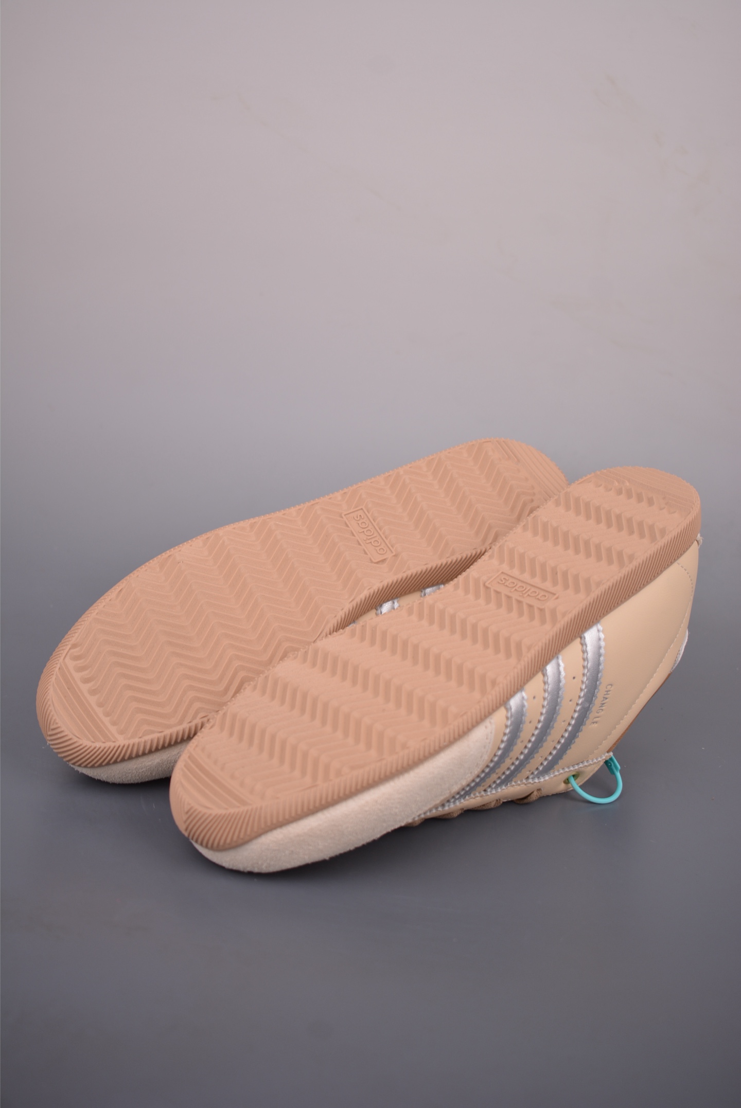 adidas阿迪达斯三叶草 T头鞋 CHANGLE 复古薄底经典运动鞋 KJ3961-Top High Quatity Cheap Sneakers Fashion Clothing Clothes Bags handbags Shoes of all Brand wholesale With The best Quality And Beautiful Price from China Factory Chinese suppliers wholesaler seller adidas阿迪达斯三叶草 T头鞋 CHANGLE 复古薄底经典运动鞋 KJ3961