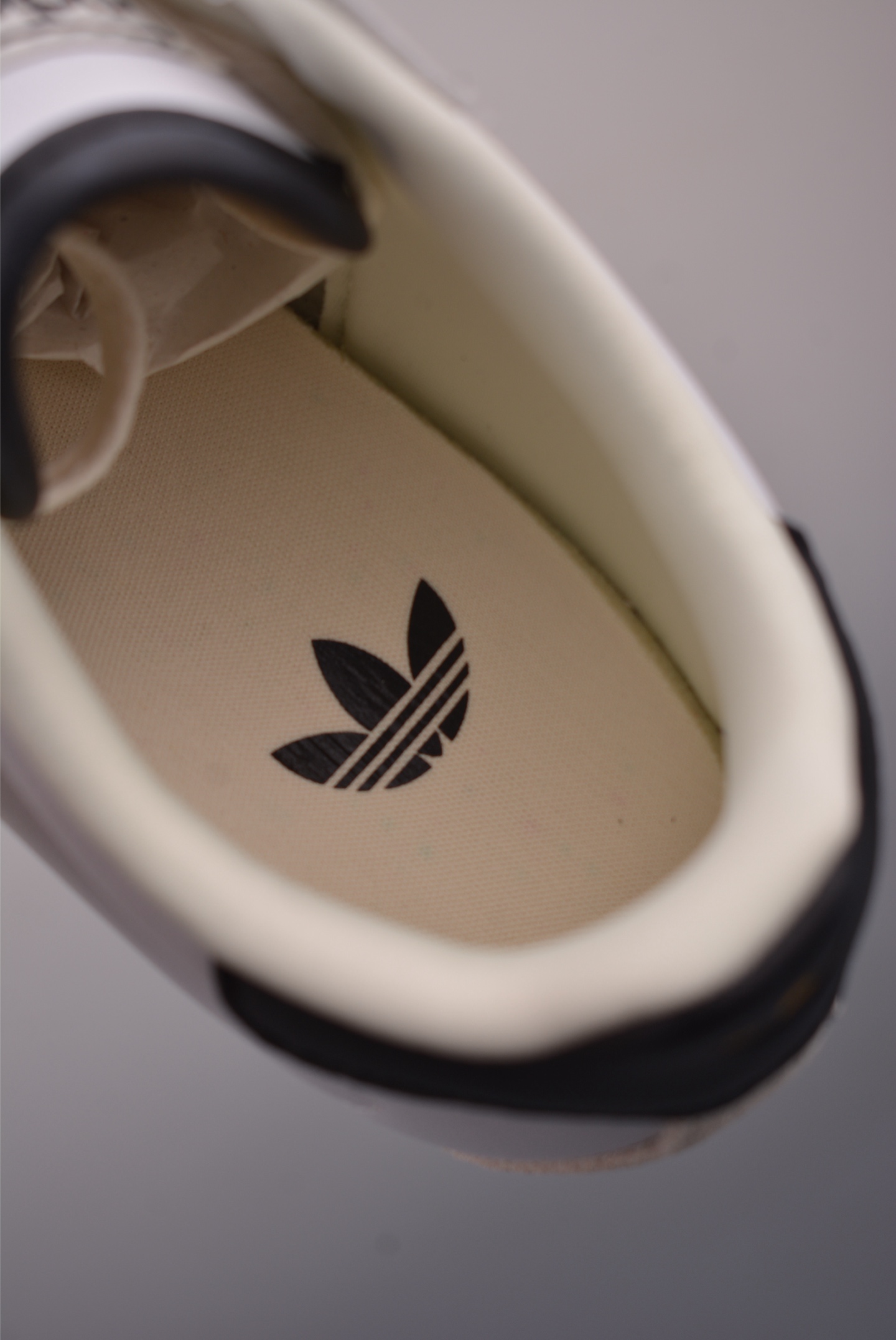 adidas阿迪达斯三叶草 T头鞋 CHANGLE 复古薄底经典运动鞋 KJ3959 adidas阿迪达斯三叶草 T头鞋 CHANGLE 复古薄底经典运动鞋 KJ3959