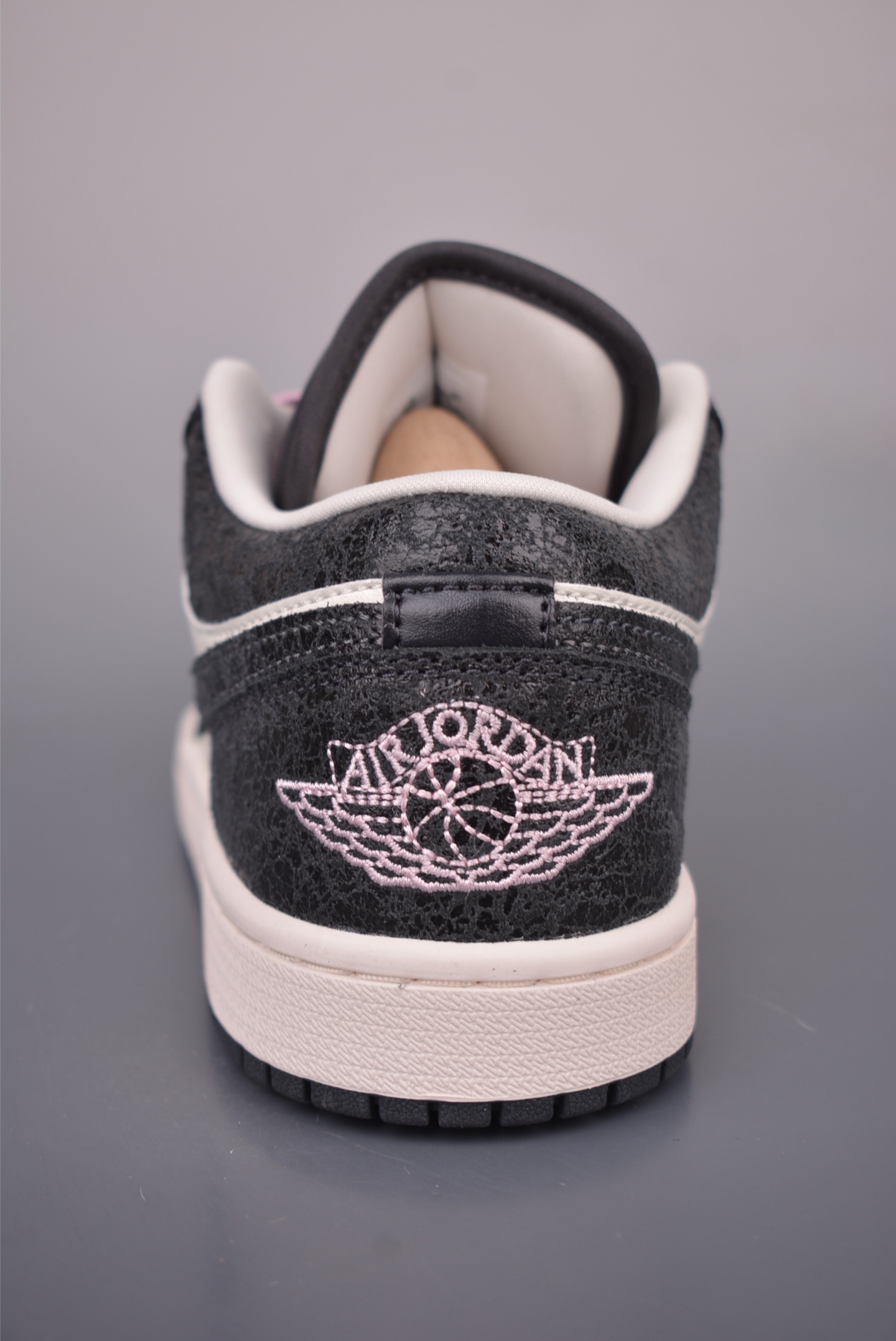 原装裸鞋级 市面最高工艺产物 Air Jordan 1 Low炭黑 II0595-001-Top High Quatity Cheap Sneakers Fashion Clothing Clothes Bags handbags Shoes of all Brand wholesale With The best Quality And Beautiful Price from China Factory Chinese suppliers wholesaler seller 原装裸鞋级 市面最高工艺产物 Air Jordan 1 Low炭黑 II0595-001