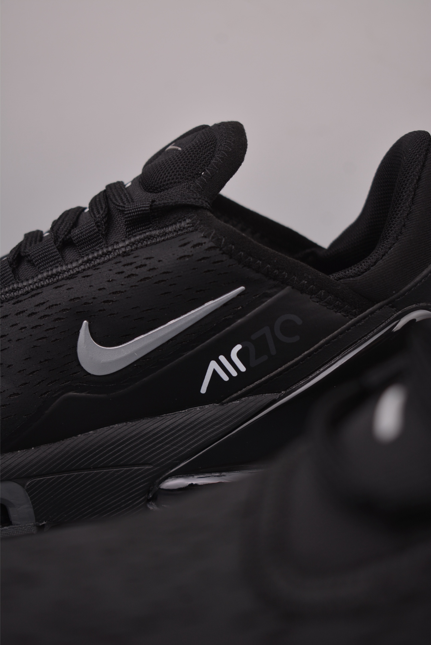 Nike Air Max 270 Premium 半掌气垫跑步鞋 IO9883