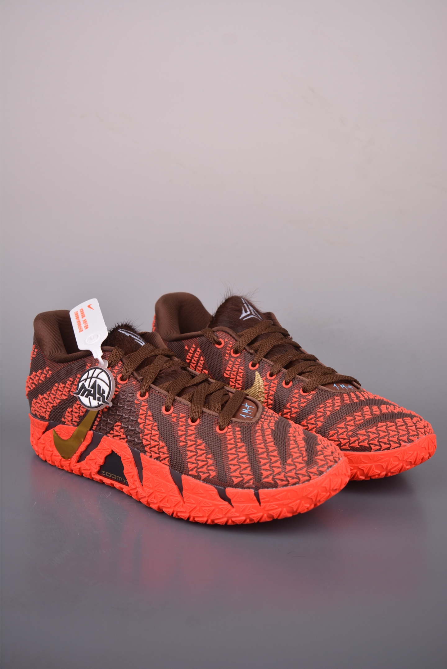 NIKE JA3 EP 莫兰特三代 灭世版本 实战低帮篮球鞋 灭世纯原革新登场 实战属性直接拉满👊🏻实战 天花板上限再度提升 实战亲测-性能体验吊打国产同价位鞋款 ⚫️革新采用React高弹缓震 兼具缓震与稳定,抗撕裂(正品仅配置zoom X 泡棉 极容易开裂) ⚫️ 增配前掌ZOOM TURBO➕抗扭片➕后掌马蹄ZOOM气垫 ⚫️鞋身➕鞋头增配高频补强层,提升鞋头以及脚踝支撑性 ⚫️鞋垫采用高弹缓震垫材质-磨合一场直接贴合脚型☑️ ⚫️外底加厚2mm,升级止滑配方,磨合一次,抓地原地起飞 最强莫兰特3代有且只在灭世纯原(支持市场任意货品正面PK) 真材实料,肉眼可见!革新升级绝非空穴来风!灭世纯原内外兼修,用态度诠释最强实战货品👊🏻 官方货号: IB6509 200 (尺码建议:宽脚搭配精英袜买大半码)