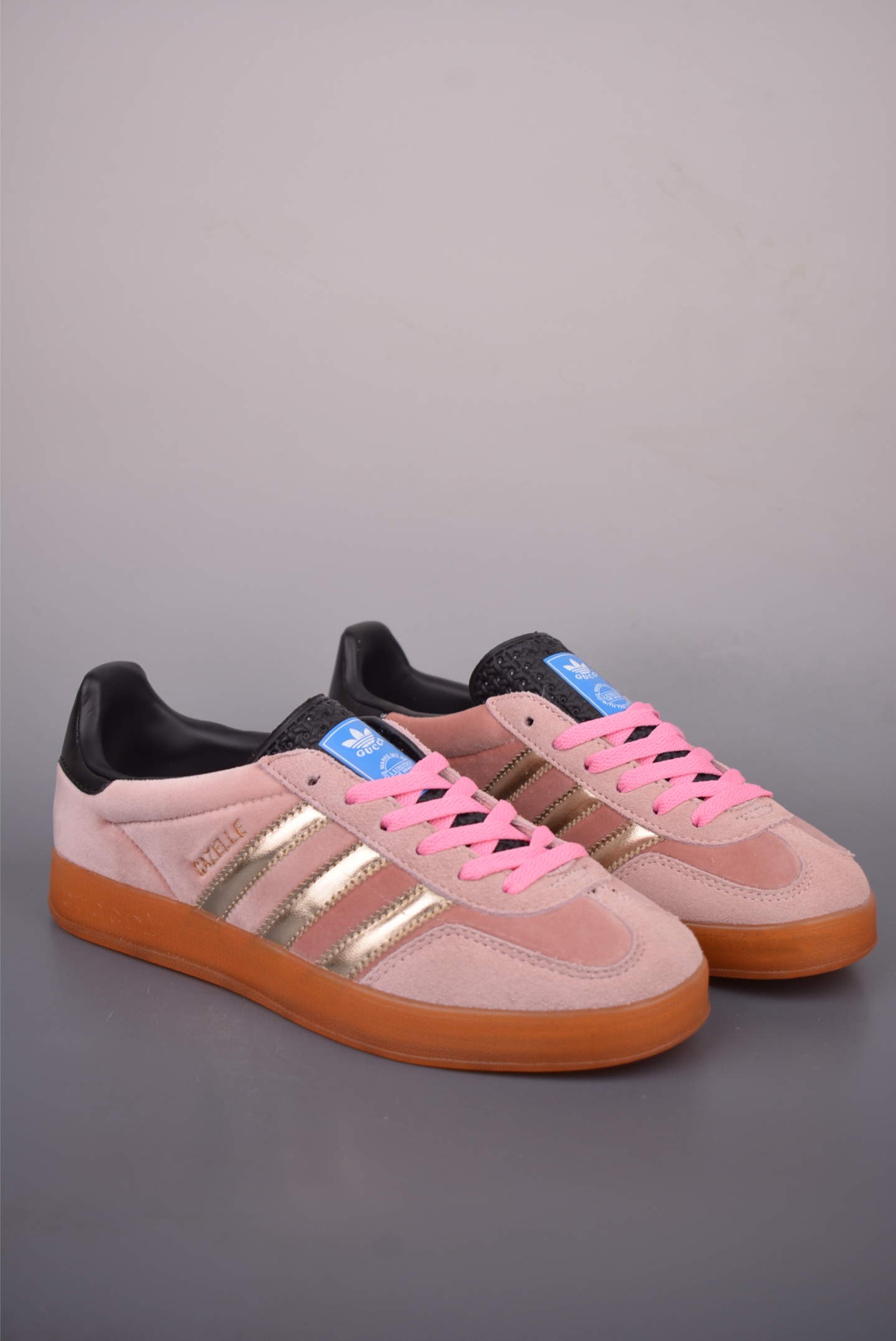 Gucci X adidas Originals Gazelle INdoor 古驰三叶草联名 休闲防滑耐磨低帮板鞋 鞋头出色设计 塑就出众贴合感 稳固的后跟贴合足部曲线设计 软弹舒适 不易磨脚 橡胶鞋底配合防滑纹路设计 平稳抓地 官方货号: 7078643226