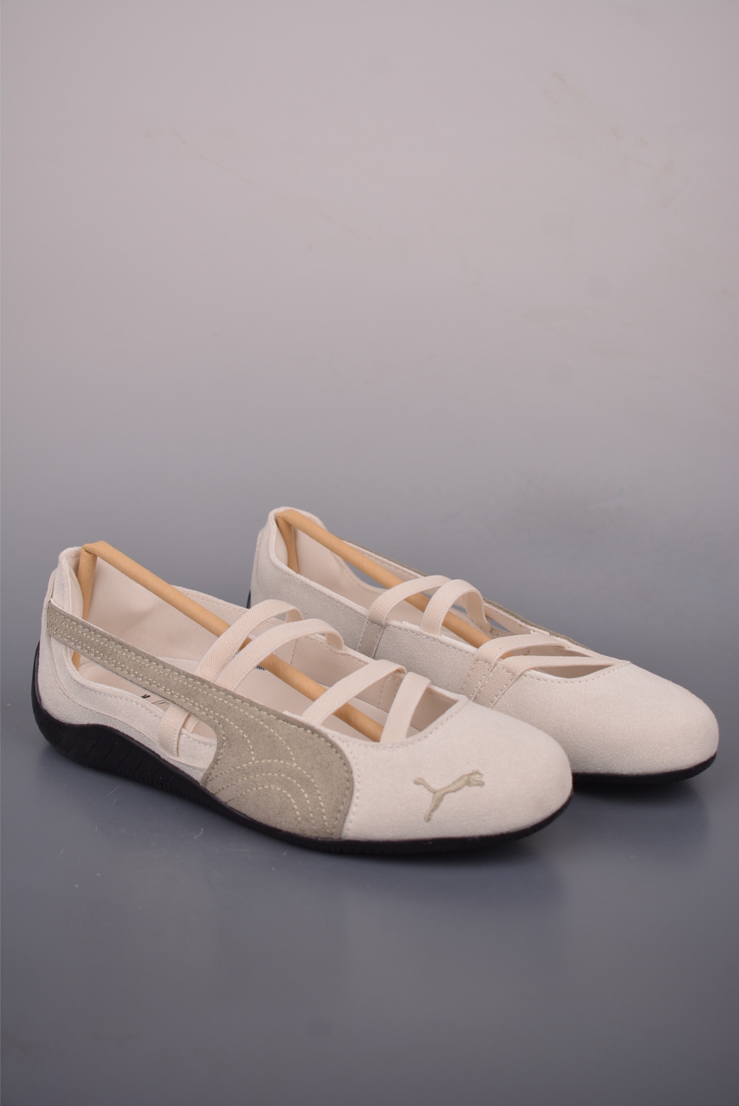 Puma Speedcat 芭蕾鞋 彪马巴黎运动风格 匠心设计 孔眼底座和脚趾凸起由猪八革材料制成 支持侧踏时的踏步工作 即使在健身房等使用环境中也能确保透气性 像吸盘一样的设计是为了提高体育馆表面的抓地力性能 官方货号: 401287 081626