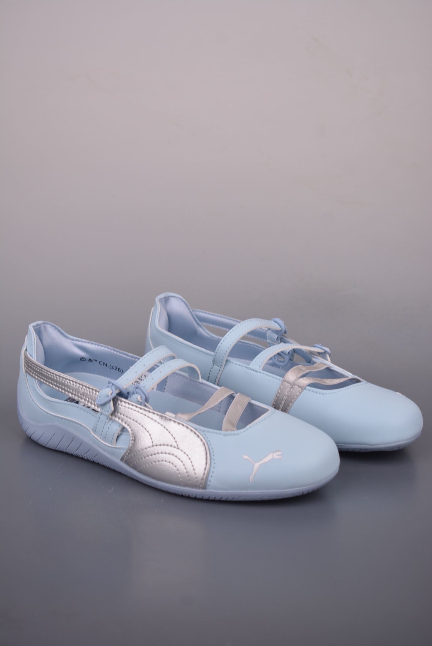 Puma Speedcat 芭蕾鞋 彪马巴黎运动风格 匠心设计 孔眼底座和脚趾凸起由猪八革材料制成 支持侧踏时的踏步工作 即使在健身房等使用环境中也能确保透气性 像吸盘一样的设计是为了提高体育馆表面的抓地力性能 官方货号: 408103 011626
