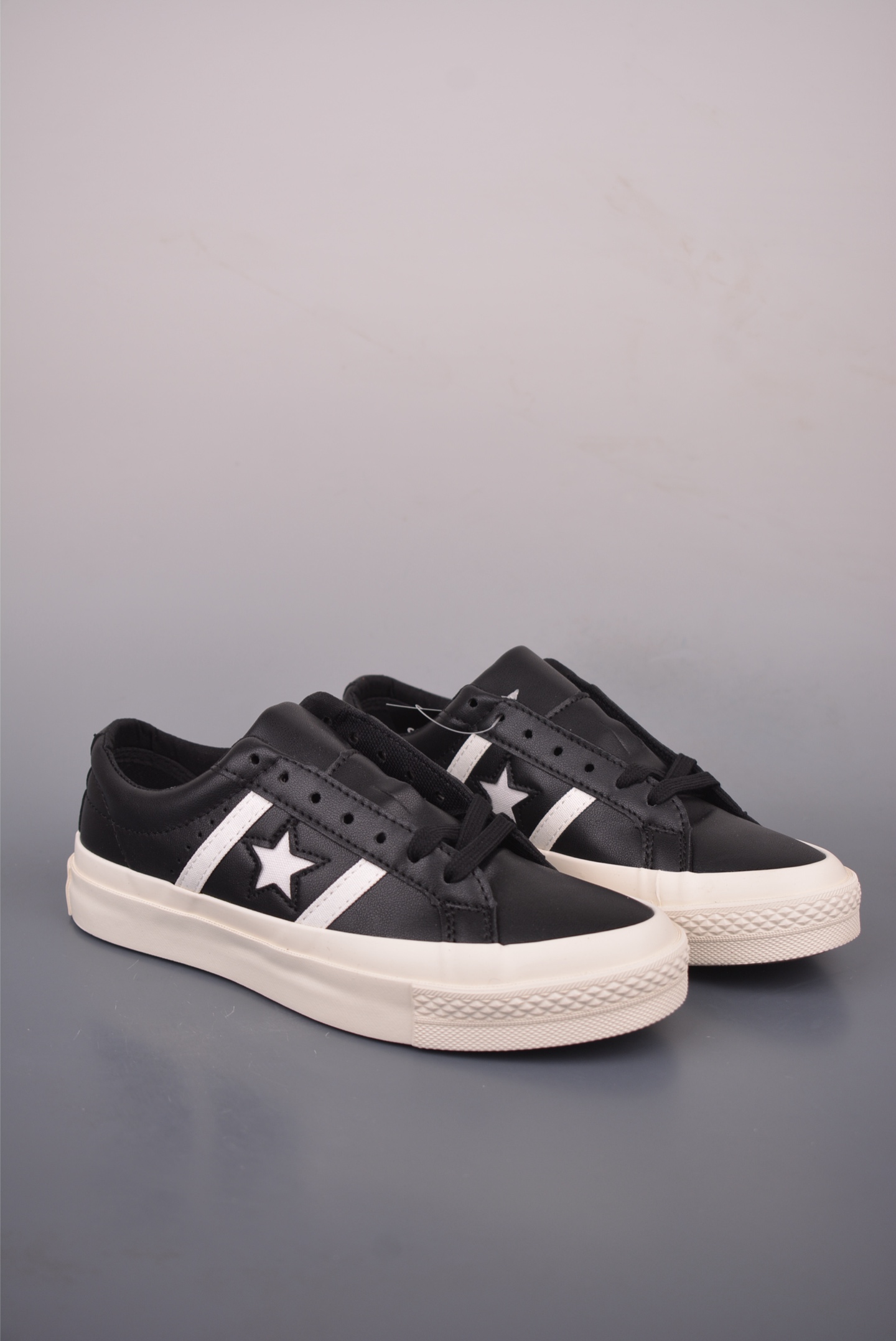Converse One Star 黑白皮面 匡威木村一星复古休闲滑板鞋 采用优质皮革鞋面 质感细腻耐穿 标志性星星Logo搭配双杠设计 还原美式复古经典 米白橡胶中底搭配防滑耐磨外底 兼顾舒适与实用性 经典鞋型融合黑白撞色设计简约百搭 适配各种场景 货号:163757c