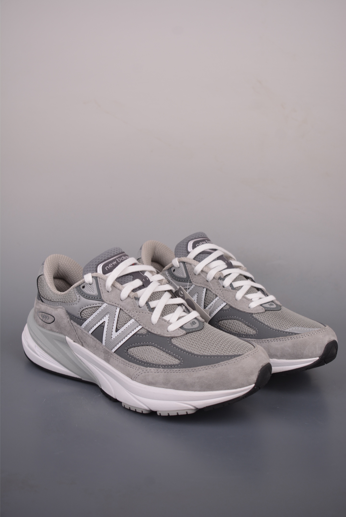 New Balance NB990 纯原系列 经典复古 休闲跑步鞋 采用台产猪巴革及透气网眼材质 原装6层组合底模精密开发 搭载全新碳素中底 后跟透明 TPU水晶装饰条稳固 官方货号: M990GL62722