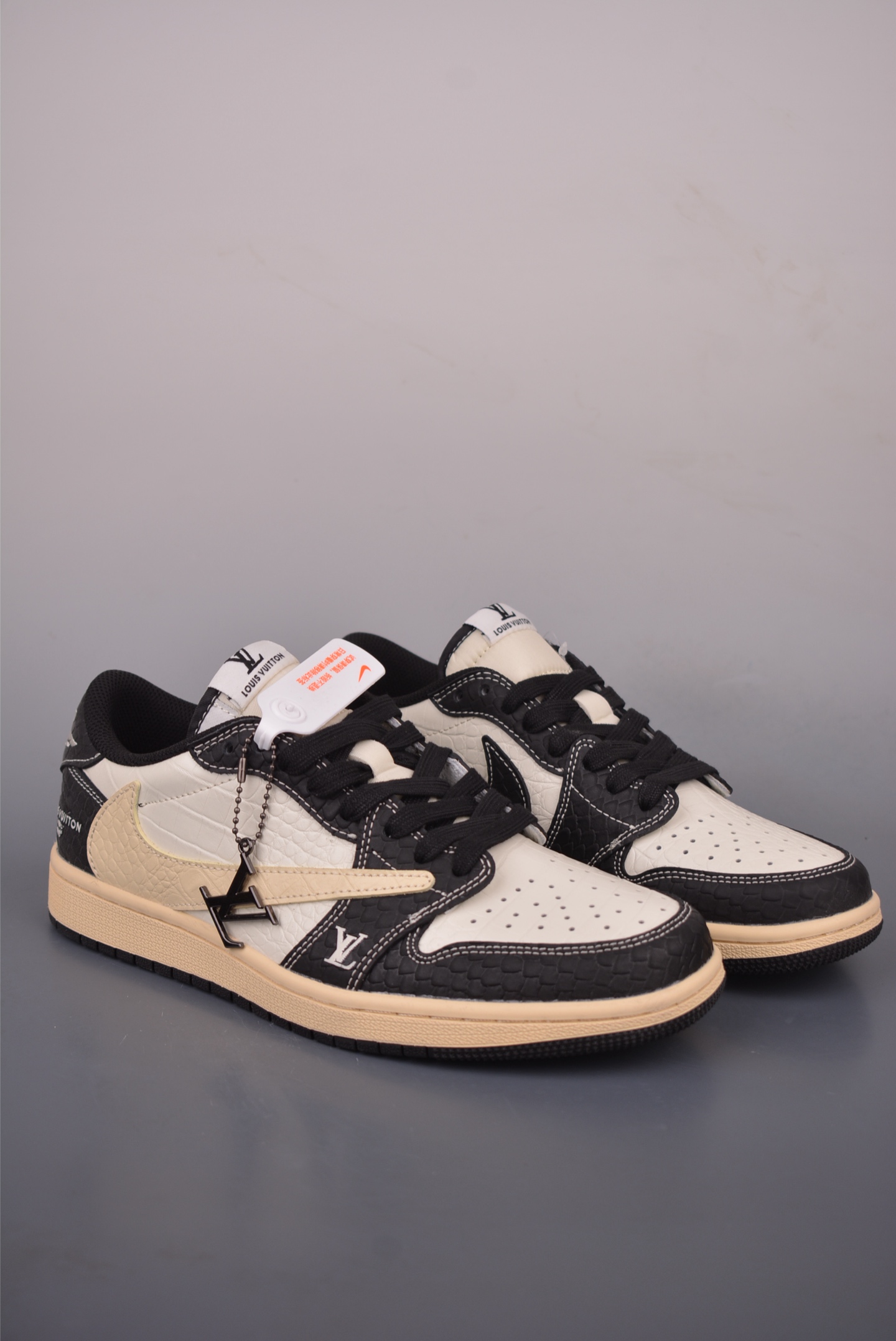 Fragment x Travis Scott x LV Air Jordan 1 Low 三方联名倒钩 全新的三方联名低帮倒钩鞋面延续了黑脚趾设计,整双鞋以全荔枝皮打造,腰身搭配白色「倒勾」,再点缀上Travis Scott 标志性的Logo,后跟处以藤原浩最拿手的蓝色为主色调,完善极具Fragment Design的白蓝黑设计风格,左右脚分别以Travis Scott鬼脸和乔丹飞翼加以修饰,彰显出三方联名的奢华格调. 官方货号:XX3168 1521635