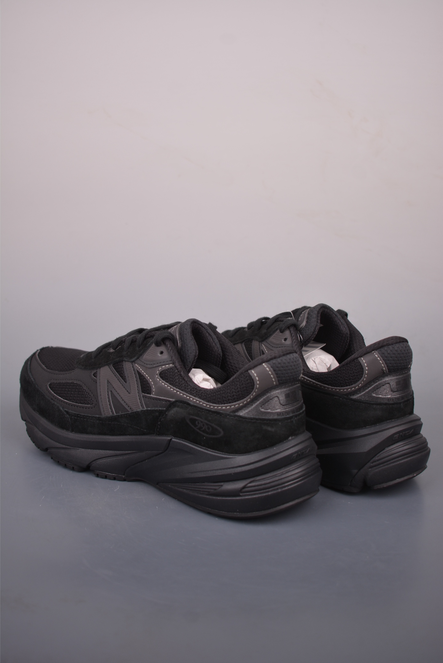 New Balance NB990 纯原系列 经典复古 休闲跑步鞋 采用台产猪巴革及透气网眼材质 原装6层组合底模精密开发 搭载全新碳素中底 后跟透明 TPU水晶装饰条稳固 官方货号: U990BB62722