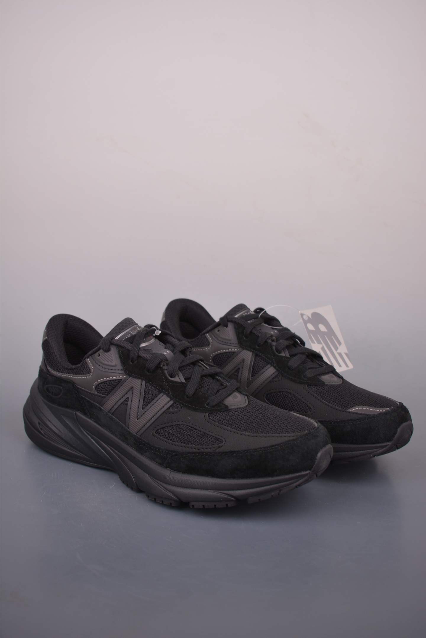 New Balance NB990 纯原系列 经典复古 休闲跑步鞋 采用台产猪巴革及透气网眼材质 原装6层组合底模精密开发 搭载全新碳素中底 后跟透明 TPU水晶装饰条稳固 官方货号: U990BB62722