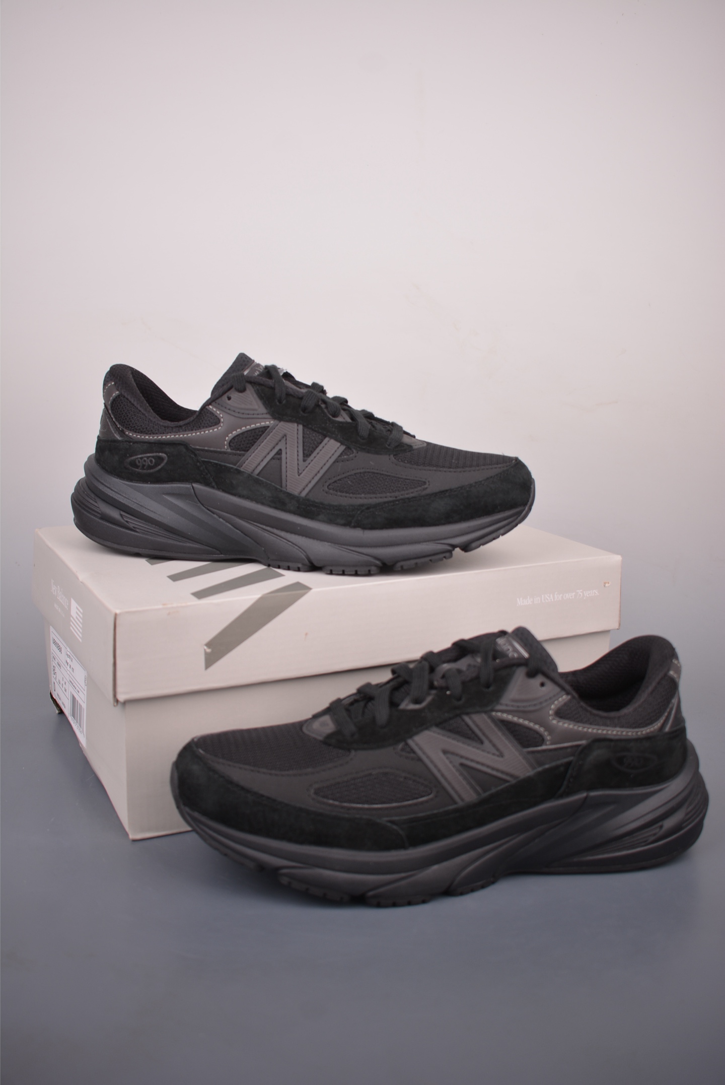 New Balance NB990 纯原系列 经典复古 休闲跑步鞋 采用台产猪巴革及透气网眼材质 原装6层组合底模精密开发 搭载全新碳素中底 后跟透明 TPU水晶装饰条稳固 官方货号: U990BB62722