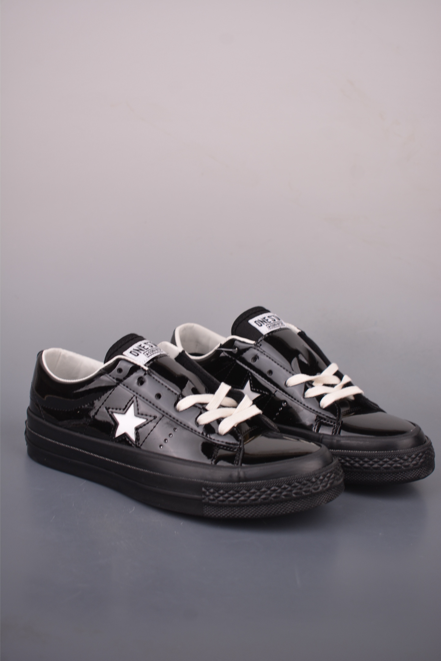 Converse One Star 黑白皮面 匡威木村一星复古休闲滑板鞋 采用优质皮革鞋面 质感细腻耐穿 标志性星星Logo搭配双杠设计 还原美式复古经典 米白橡胶中底搭配防滑耐磨外底 兼顾舒适与实用性 经典鞋型融合黑白撞色设计简约百搭 适配各种场景 货号:163757c