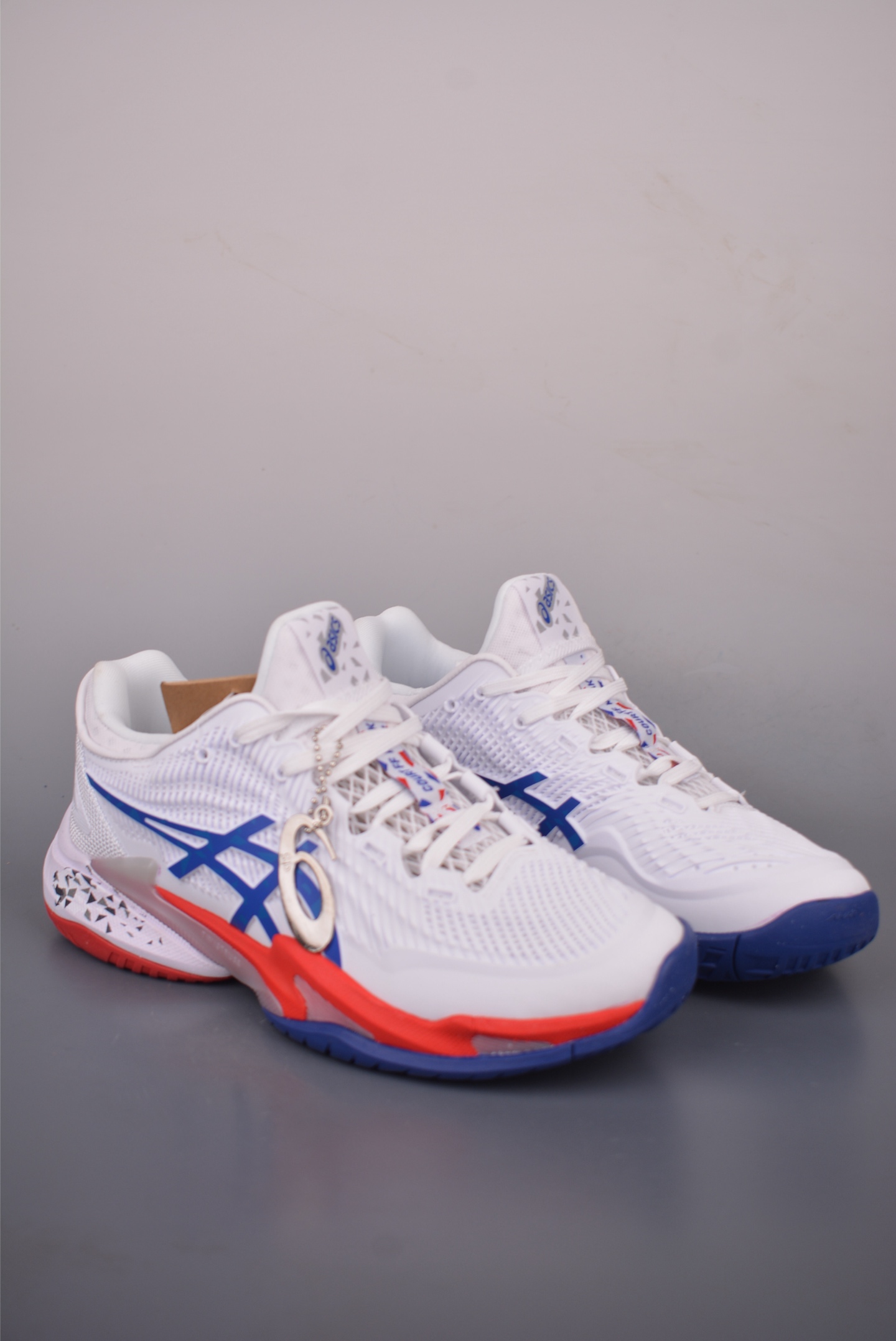 ASICS亚瑟士网球鞋小德球鞋 COURT FF3 NOVAK德约科维奇专业球鞋 专业跑步鞋鞋减震助弹防滑气跑步鞋 (高帮减震助弹)亚瑟士是专业的跑步鞋款 脚后跟搭载后跟稳定 将启动时的横向力化解成纵向力帮助运动员起跳 官方货号: 1041A480 1002622