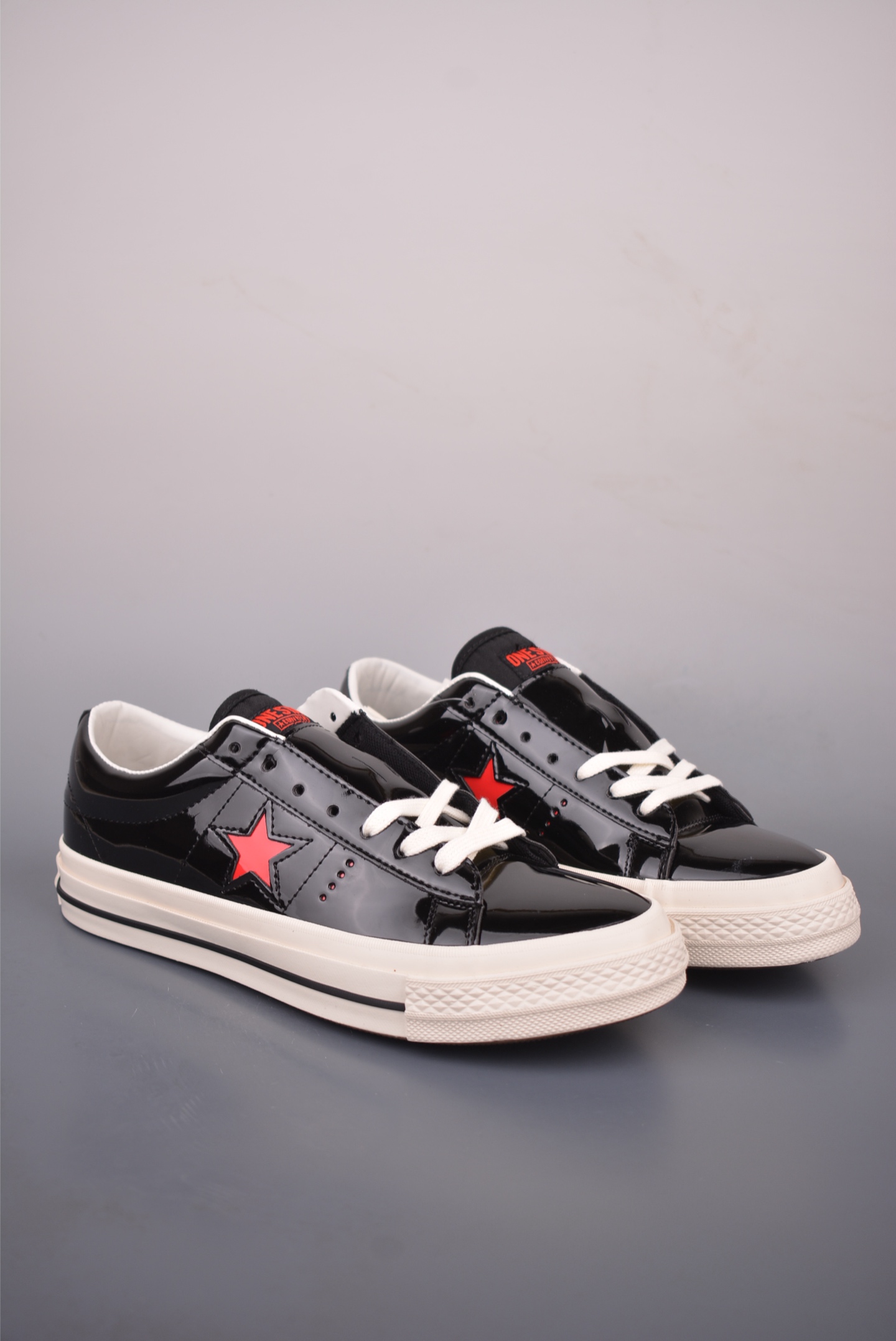 Converse ONE STAR Leather 匡威木村一星皮质黑红拼接 经典舒适低帮休闲硫化板鞋 以经典One Star鞋型为蓝本 亮面黑色漆皮搭配红色星星Logo 极具辨识度 简约百搭 把复古穿成日常