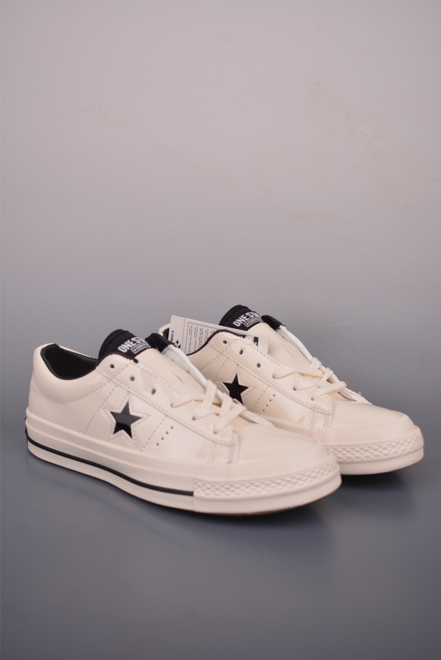 Converse ONE STAR Leather 匡威木村一星皮质白黑拼接 经典舒适低帮休闲硫化板鞋 以经典One Star鞋型为蓝本 亮面米白漆皮搭配黑色星星Logo 极具辨识度 简约百搭 把复古穿成日常 货号:167324C