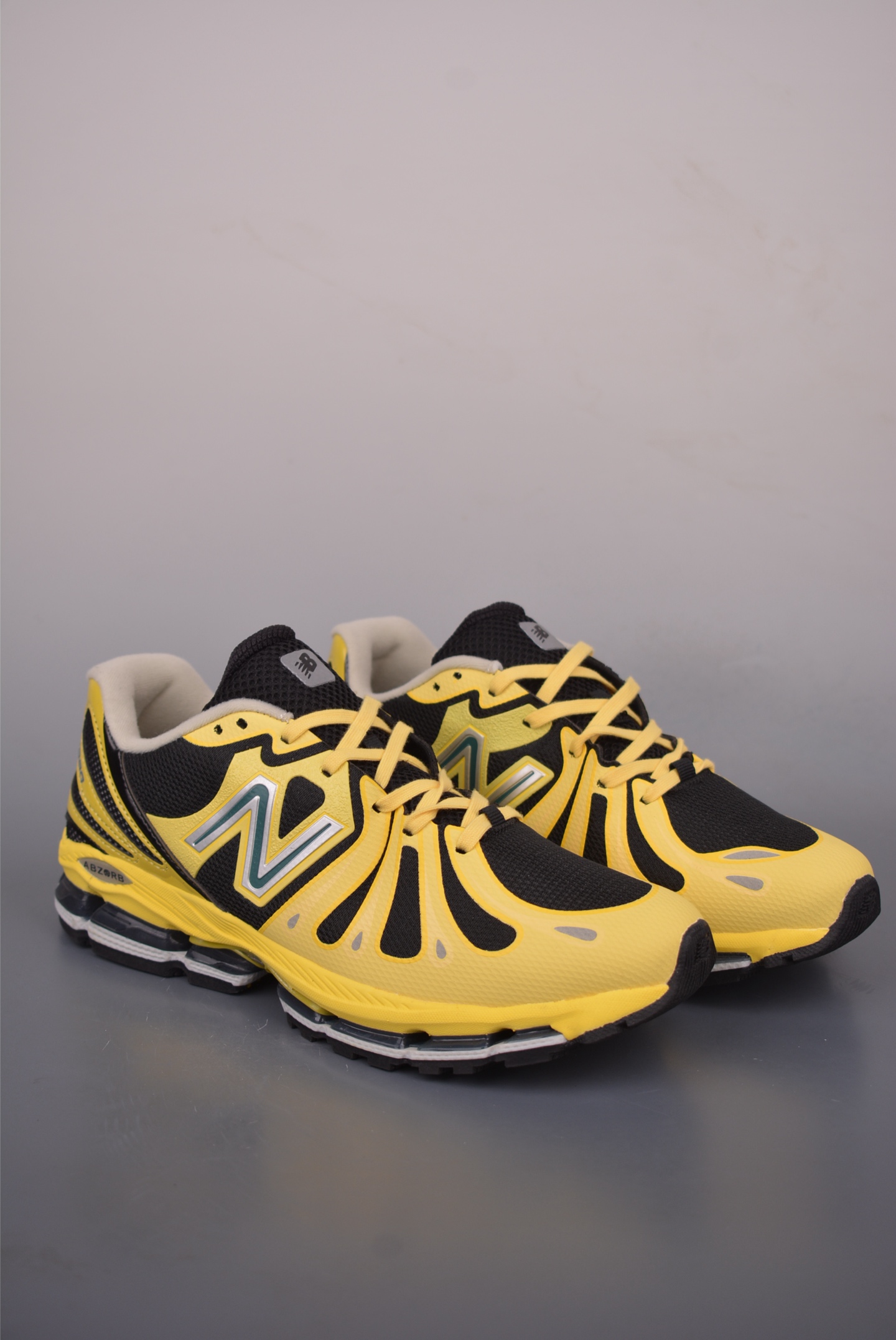 Stone Island x New Balance U18903RB 系列 超轻量化低帮休闲运动慢跑鞋 原楦原纸版开发版型 采用超轻透气3D针织网眼材料结构鞋面及打印Logo细节 中底嵌入FuelCell轻量化技术组合全掌碳纤维板 官方货号: U18903RB