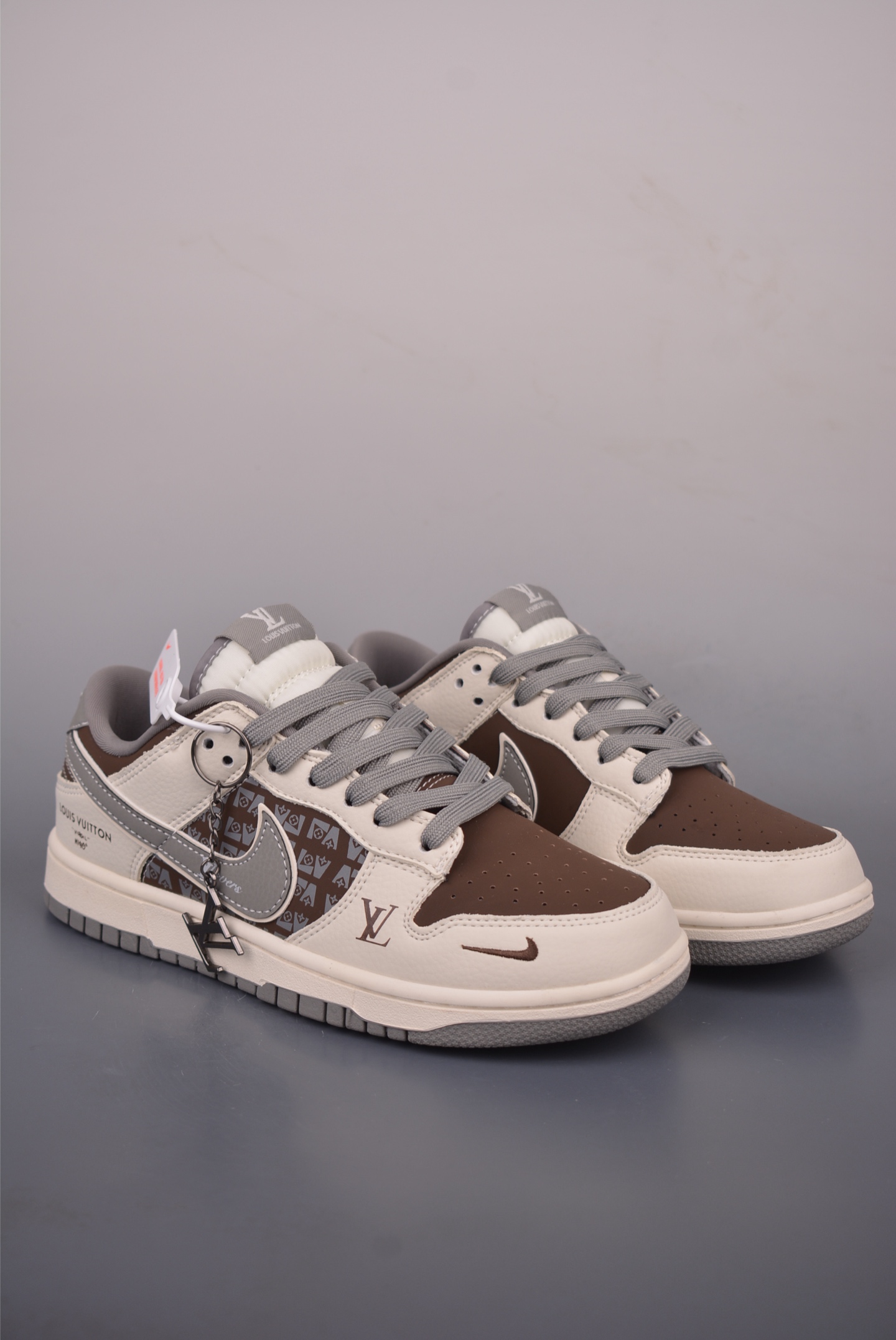 Nike SB Dunk Low LV联名 纯原大厂出品 极力推荐 原装头层材料 独家版型蒸餾加工 帶來的是更好的视觉和脚感体验 大厂纯原品质出货 清洁度 电绣工艺 皮料切割干净无任何毛边 细节完美 官方货号: DD1988 0102226