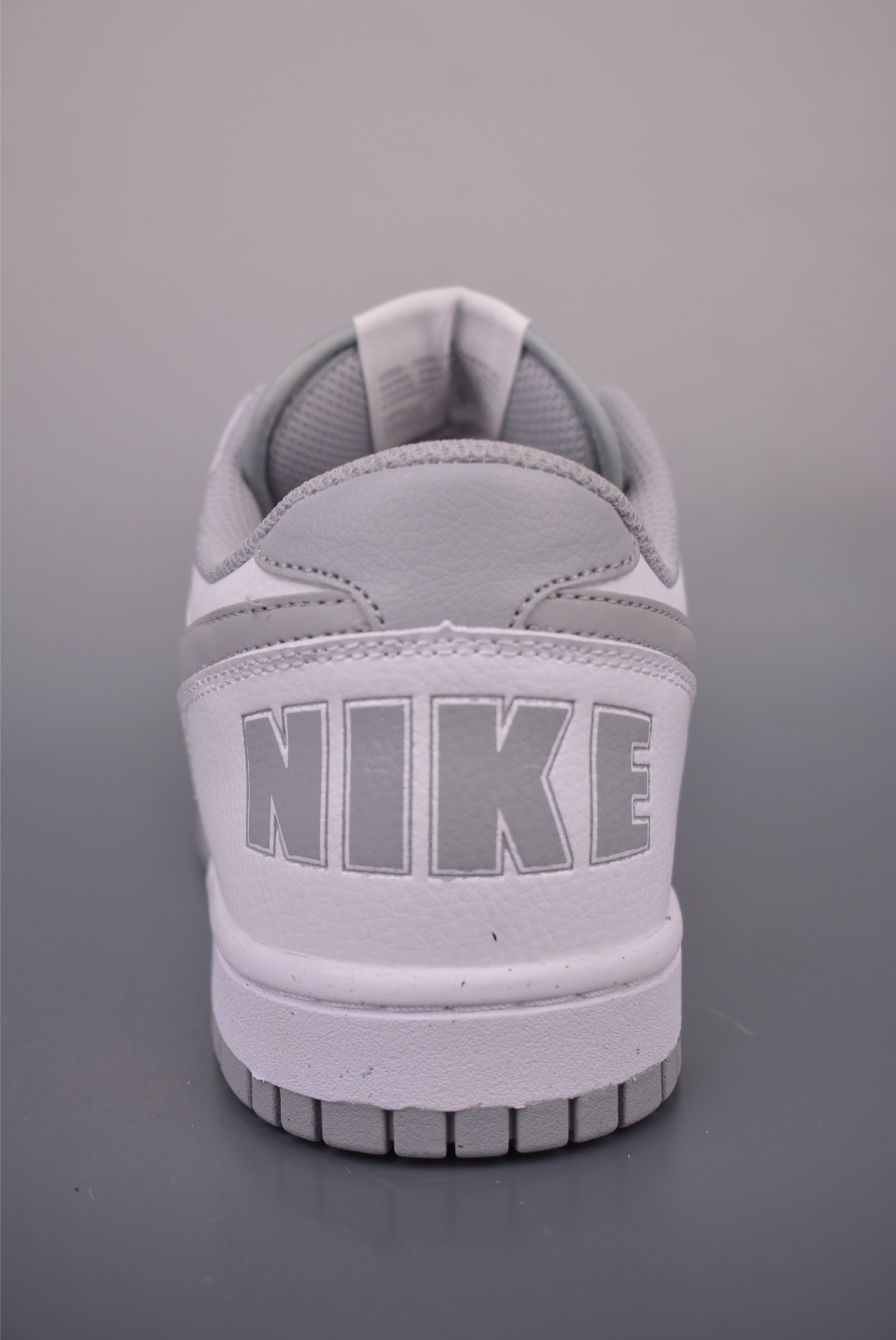 Nike Big Nike Low Lux 大厂纯原品质出货 实拍首发 超高清洁度 皮料切割干净无任何毛边 细节完美 于经典复古风格的休闲板鞋 整体是低饱和度的复古配色 百搭且自带“美式复古感” 鞋后跟的“NIKE”字母标识 也是这一系列的标志性设计 细节感满满 复古氛围狠狠拿捏 全系经典复古永不过时 官方货号:355152 1062722