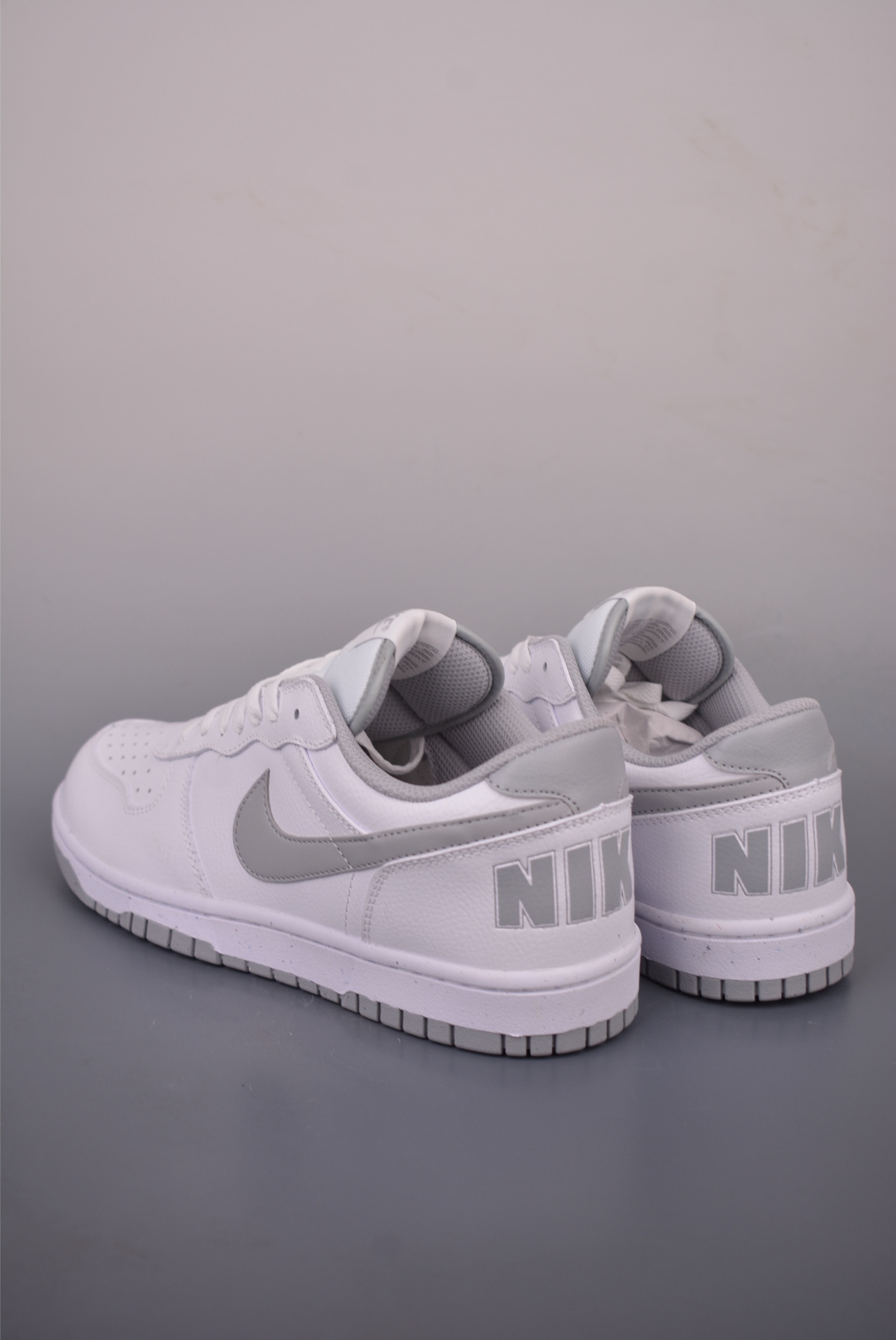Nike Big Nike Low Lux 大厂纯原品质出货 实拍首发 超高清洁度 皮料切割干净无任何毛边 细节完美 于经典复古风格的休闲板鞋 整体是低饱和度的复古配色 百搭且自带“美式复古感” 鞋后跟的“NIKE”字母标识 也是这一系列的标志性设计 细节感满满 复古氛围狠狠拿捏 全系经典复古永不过时 官方货号:355152 1062722
