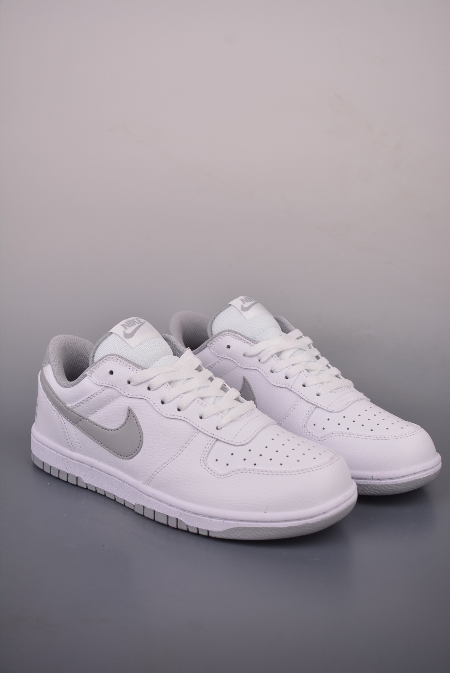 Nike Big Nike Low Lux 大厂纯原品质出货 实拍首发 超高清洁度 皮料切割干净无任何毛边 细节完美 于经典复古风格的休闲板鞋 整体是低饱和度的复古配色 百搭且自带“美式复古感” 鞋后跟的“NIKE”字母标识 也是这一系列的标志性设计 细节感满满 复古氛围狠狠拿捏 全系经典复古永不过时 官方货号:355152 1062722