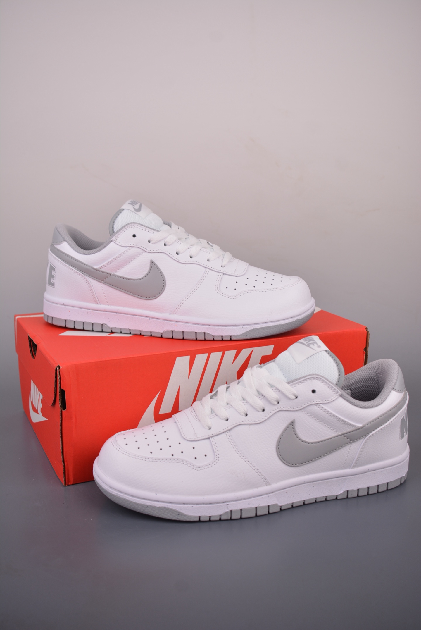 Nike Big Nike Low Lux 大厂纯原品质出货 实拍首发 超高清洁度 皮料切割干净无任何毛边 细节完美 于经典复古风格的休闲板鞋 整体是低饱和度的复古配色 百搭且自带“美式复古感” 鞋后跟的“NIKE”字母标识 也是这一系列的标志性设计 细节感满满 复古氛围狠狠拿捏 全系经典复古永不过时 官方货号:355152 1062722