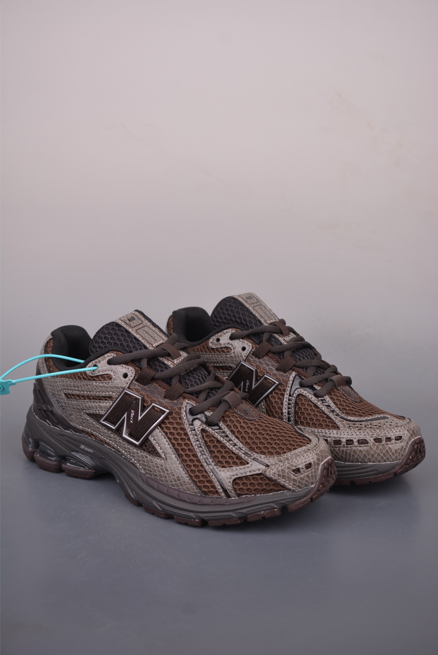 New Balance M1906系列 复古单品宝藏老爹鞋款 公司级版本 复古元素叠加 质感超级棒 楦版型材料细节做工精细 作为NB最经典的档案鞋型之一 与2002一样,1906有着NB最成熟的技术加持和复古款式,而本次推出的版本参照2002r的定位,相信会在性价两端做出权衡.单从造型上来看,依旧是vibe风格,味道很正,细节也很酷,这双1906r无疑必能打入复古跑鞋爱好者的年度鞋款名录 官方货号:U1906ZNQ2623