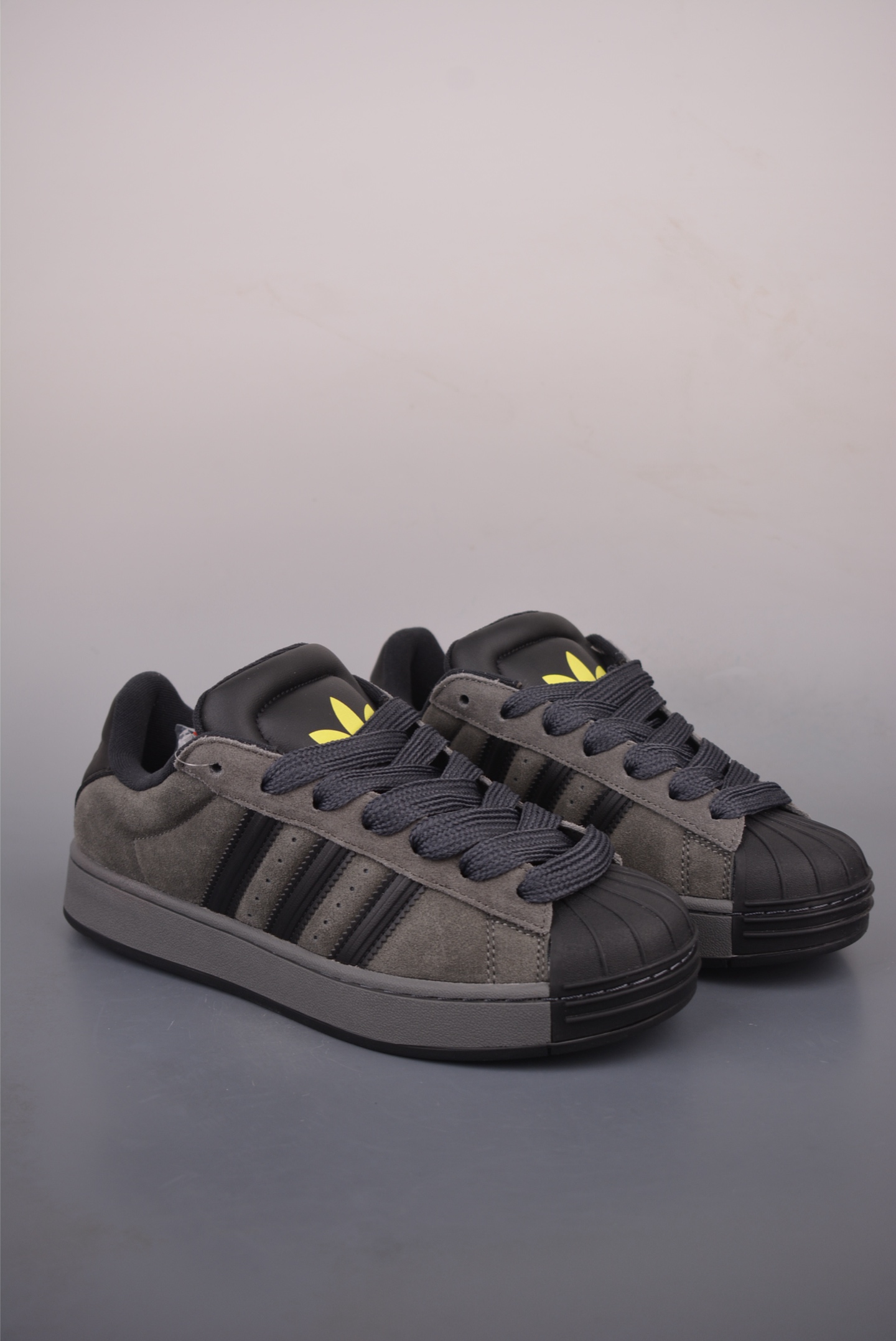 Adidas Superstar 2 ST 面包鞋 3.0贝壳头低帮休闲板鞋 公司级版本 头层牛皮的胖版贝壳头 填充超饱满的面包鞋身 包裹感超棒 标志性贝壳头做了加宽设计 防撞耐造 官方货号: KI35132226