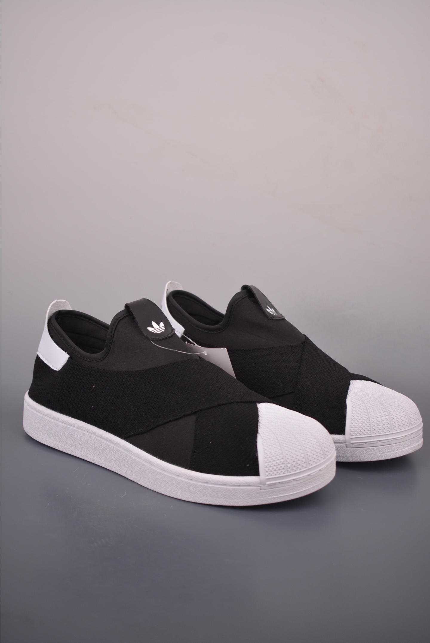 adidas originals Superstar Slip On 帆布绑带贝壳头休闲运动板鞋 这款套入式经典鞋 力求以休闲设计诠释贝壳头型格 交叉式束带 演绎经典鞋款的别样风情 官方货号:KH82102332