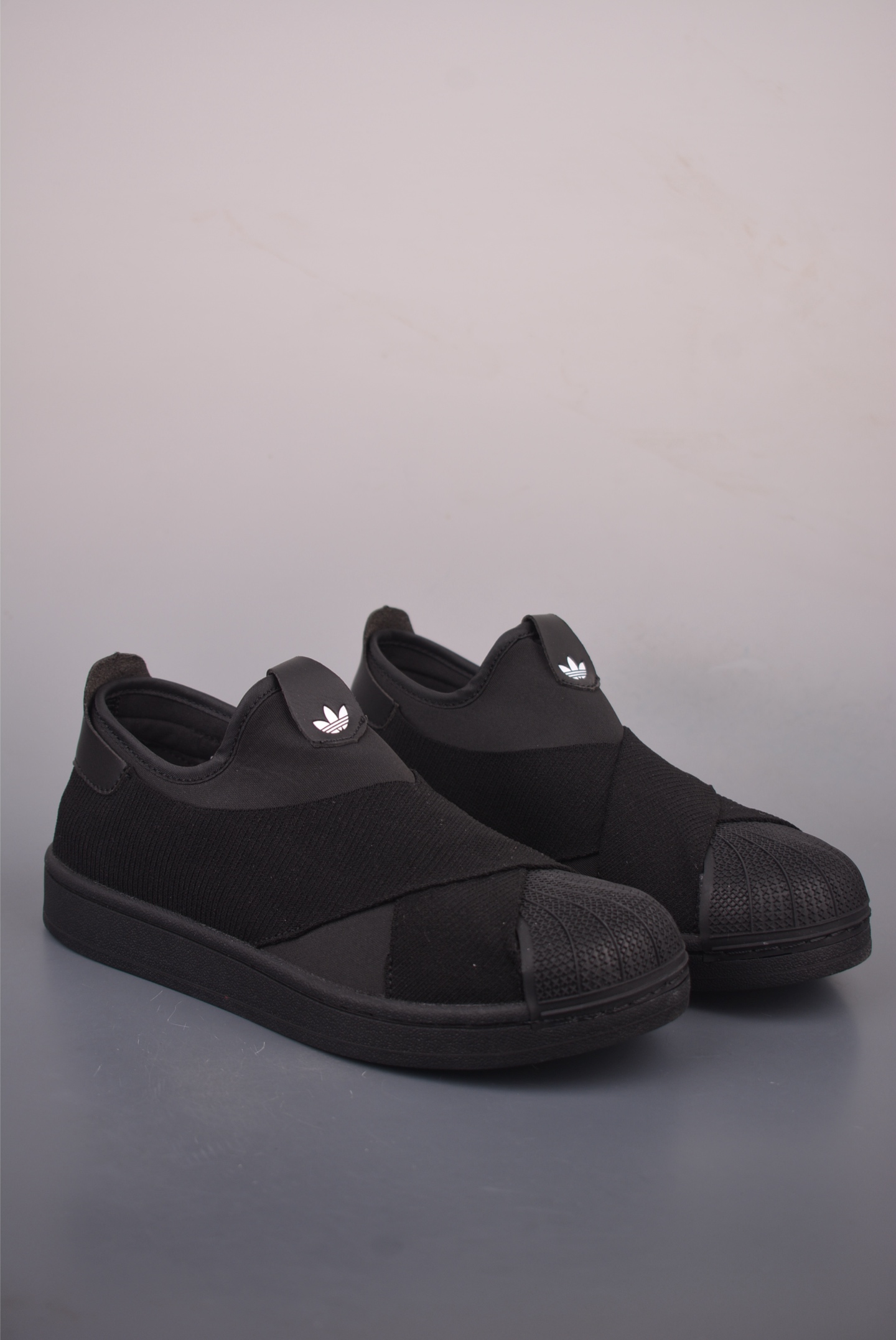 adidas originals Superstar Slip On 帆布绑带贝壳头休闲运动板鞋 这款套入式经典鞋 力求以休闲设计诠释贝壳头型格 交叉式束带 演绎经典鞋款的别样风情 官方货号:KH82082332