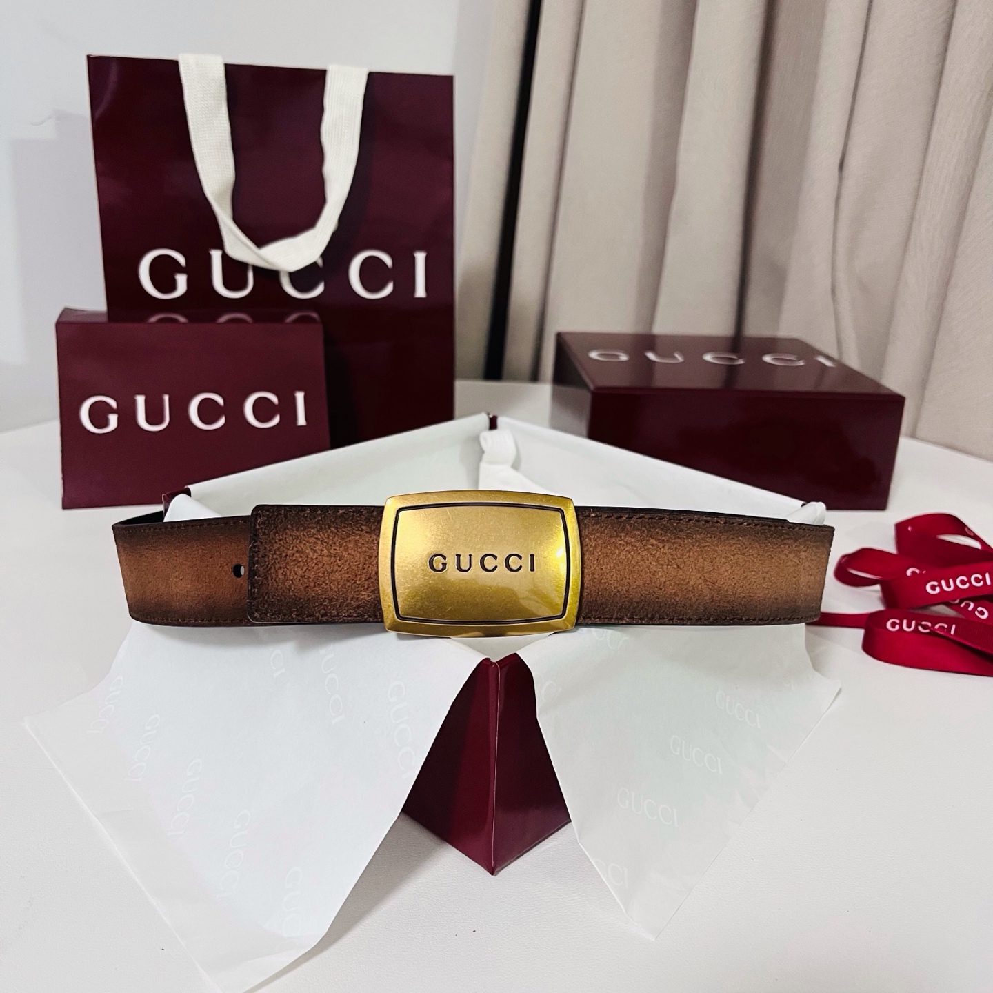 古奇 新款 马蒙系列推出了一款以档案资料为灵感的廓形设计，搭配镶有双 G 字样的框架。对比色缝线进一步突