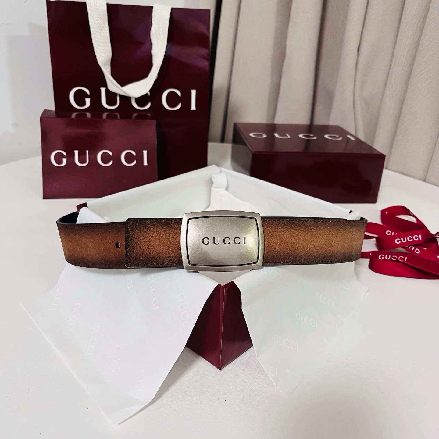 古奇 新款 马蒙系列推出了一款以档案资料为灵感的廓形设计，搭配镶有双 G 字样的框架。对比色缝线进一步突