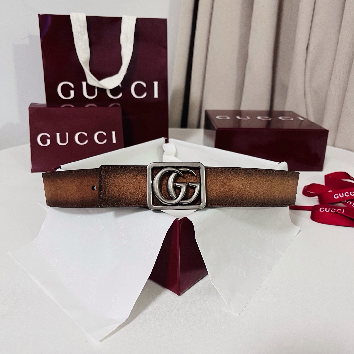 古奇 新款 马蒙系列推出了一款以档案资料为灵感的廓形设计，搭配镶有双 G 字样的框架。对比色缝线进一步突