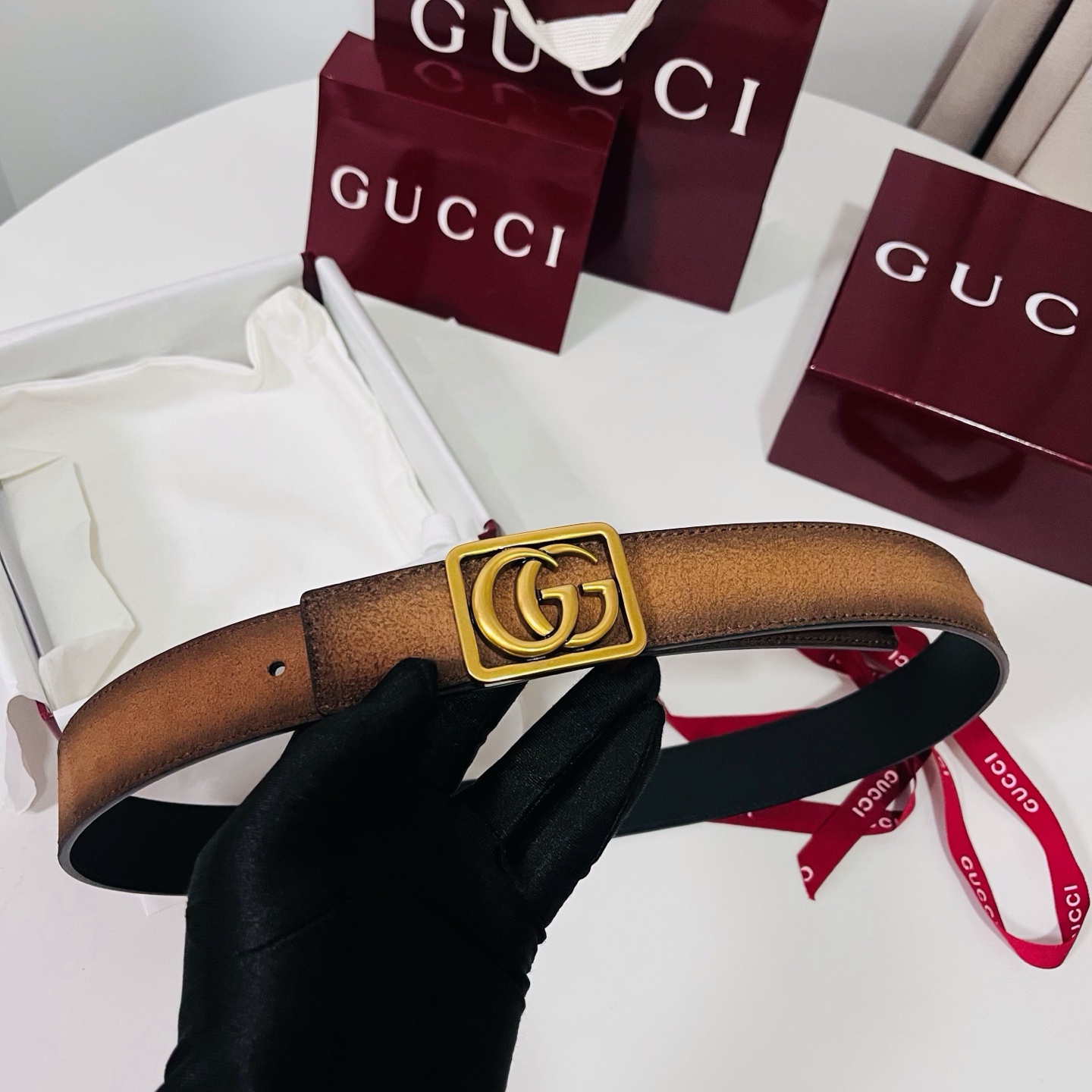 古奇 新款 马蒙系列推出了一款以档案资料为灵感的廓形设计，搭配镶有双 G 字样的框架。对比色缝线进一步突