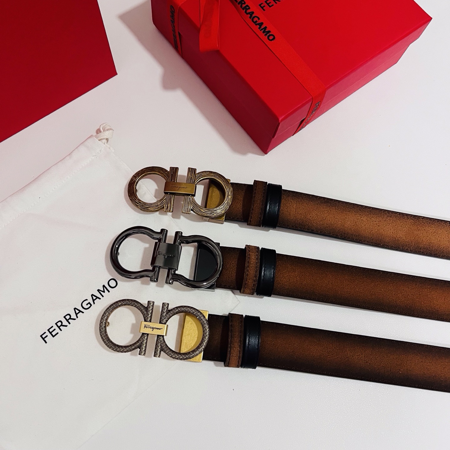 菲拉格慕 新款 删繁就简。这款皮带造型简约，是现代时髦风格的典范。皮带由锤纹牛皮革制成，采用双面设计，演