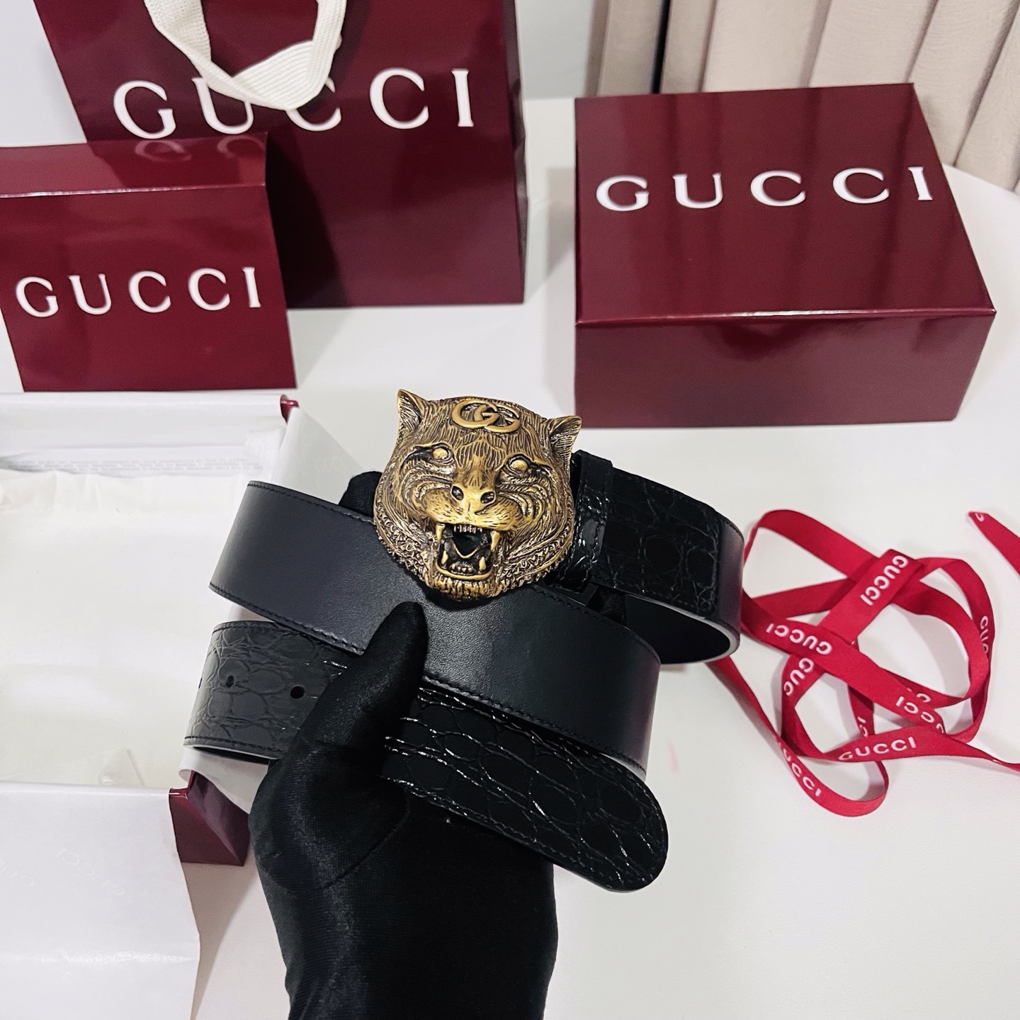古奇 新款 标志性GG图案采用穿孔工艺制作，为这款黑色皮革腰带增添精致质感。闪亮钯金色调金属双G造型配件