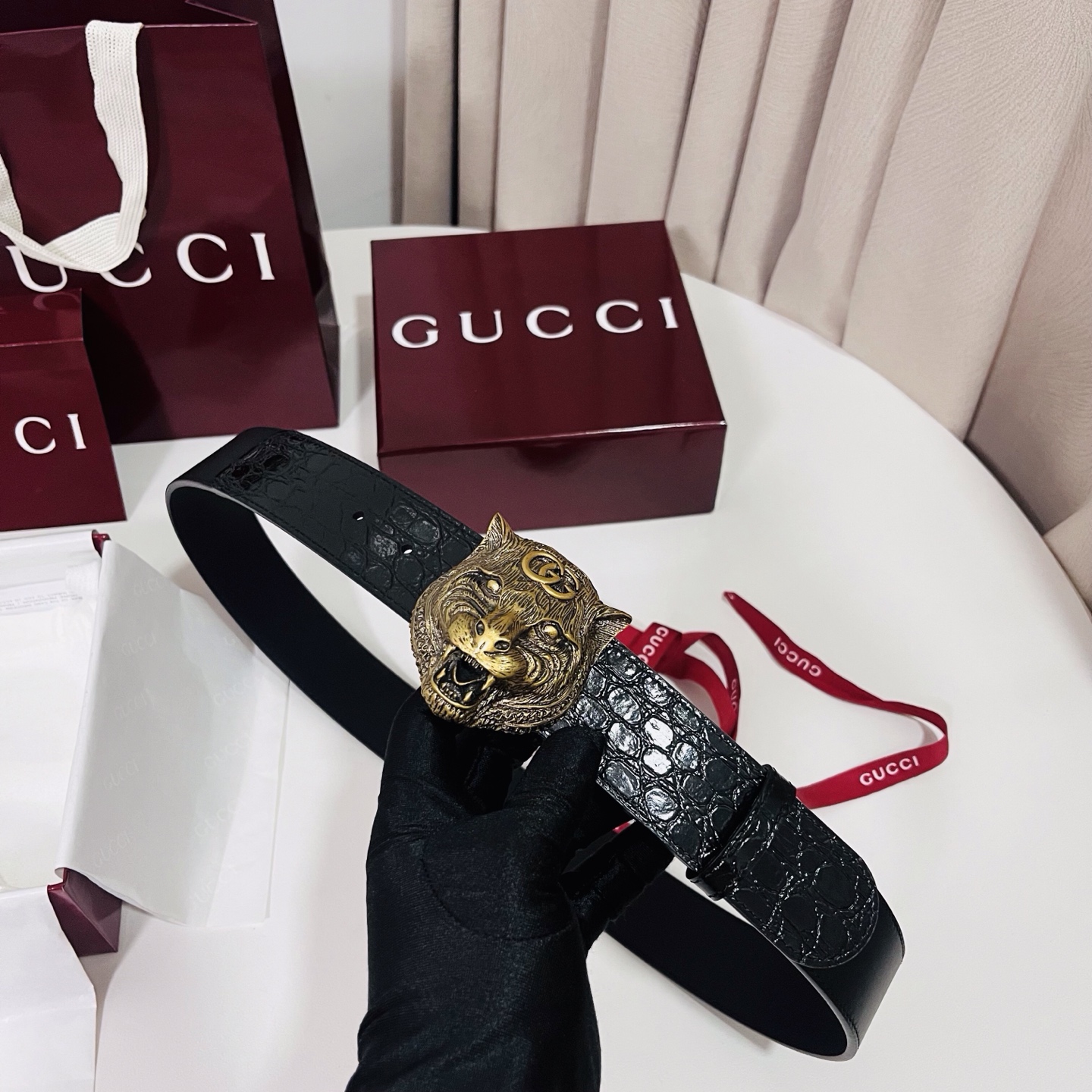 古奇 新款 标志性GG图案采用穿孔工艺制作，为这款黑色皮革腰带增添精致质感。闪亮钯金色调金属双G造型配件