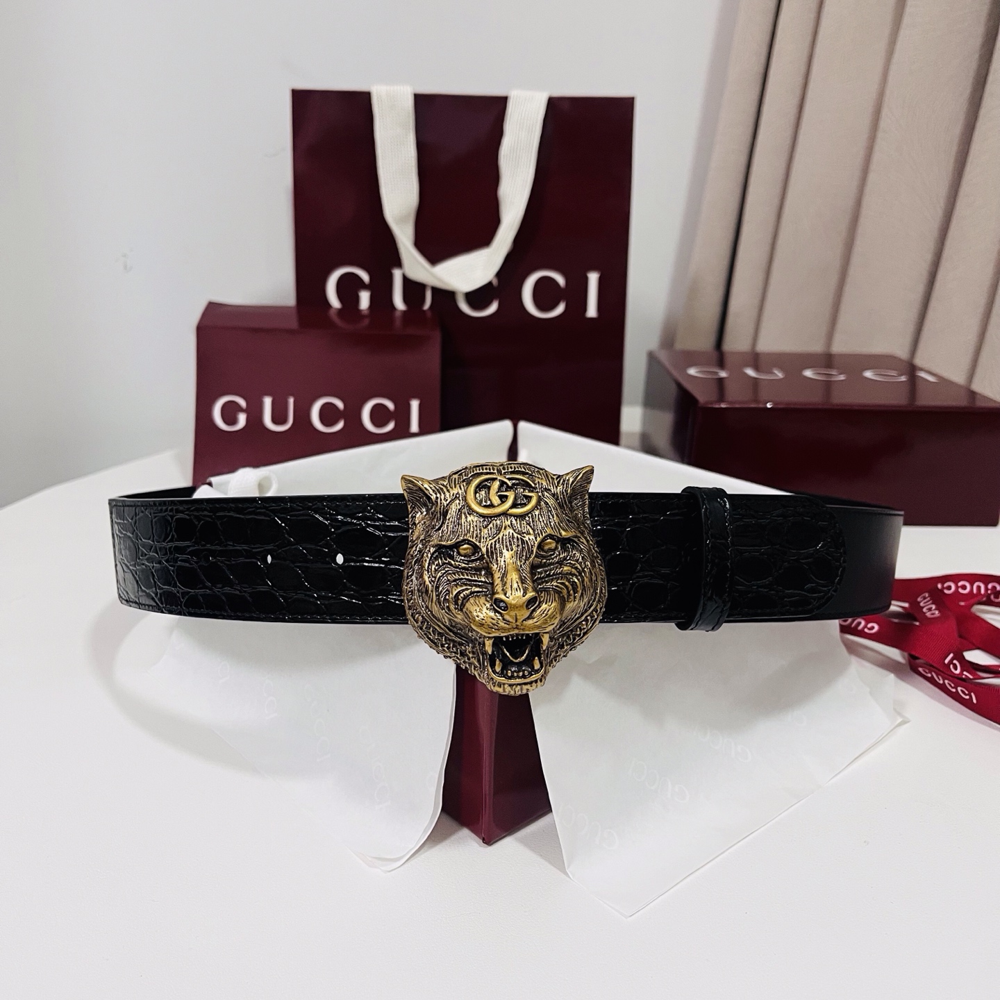 古奇 新款 标志性GG图案采用穿孔工艺制作，为这款黑色皮革腰带增添精致质感。闪亮钯金色调金属双G造型配件